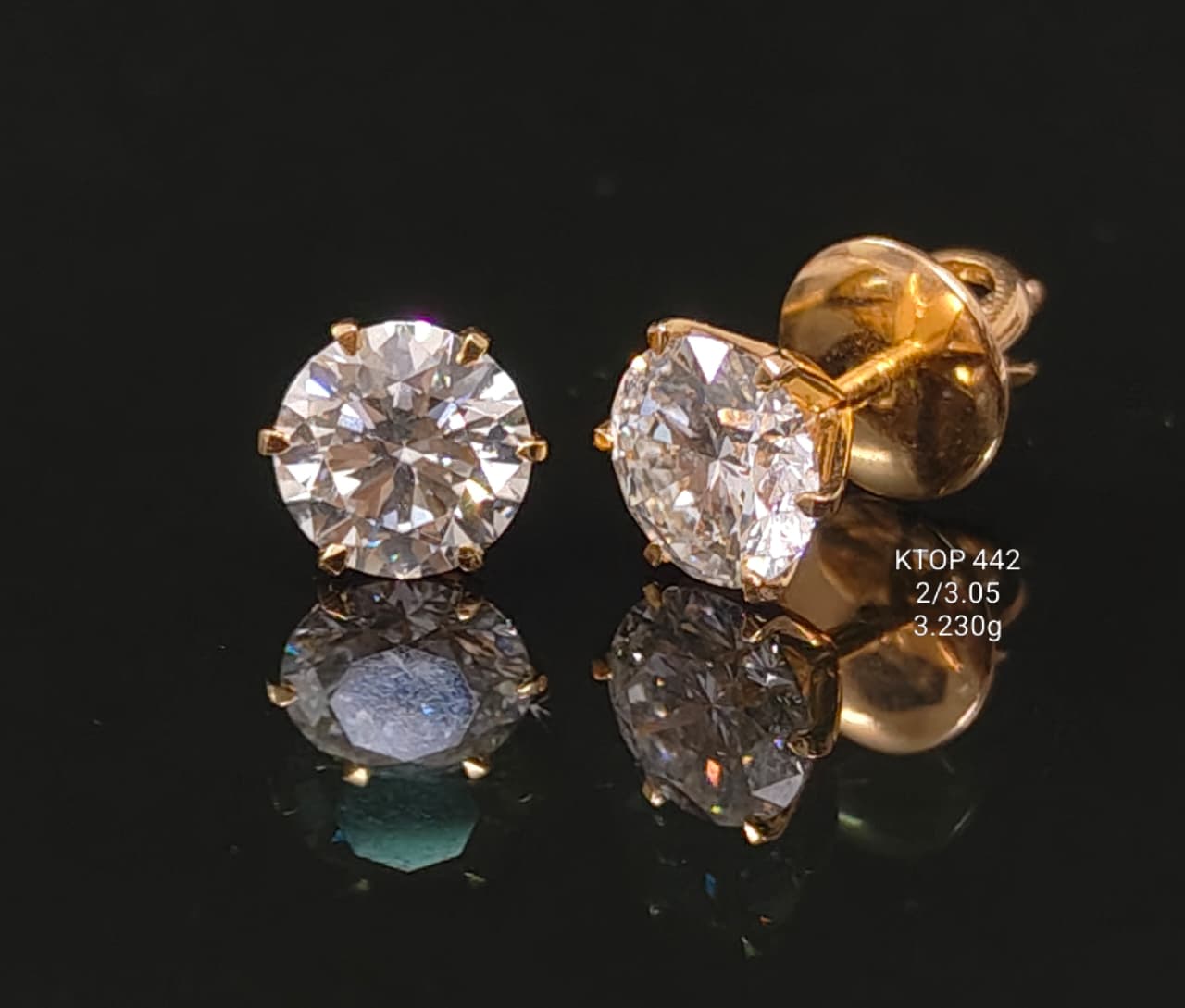 3.05 Ct of Earrings With the Purity of 18K