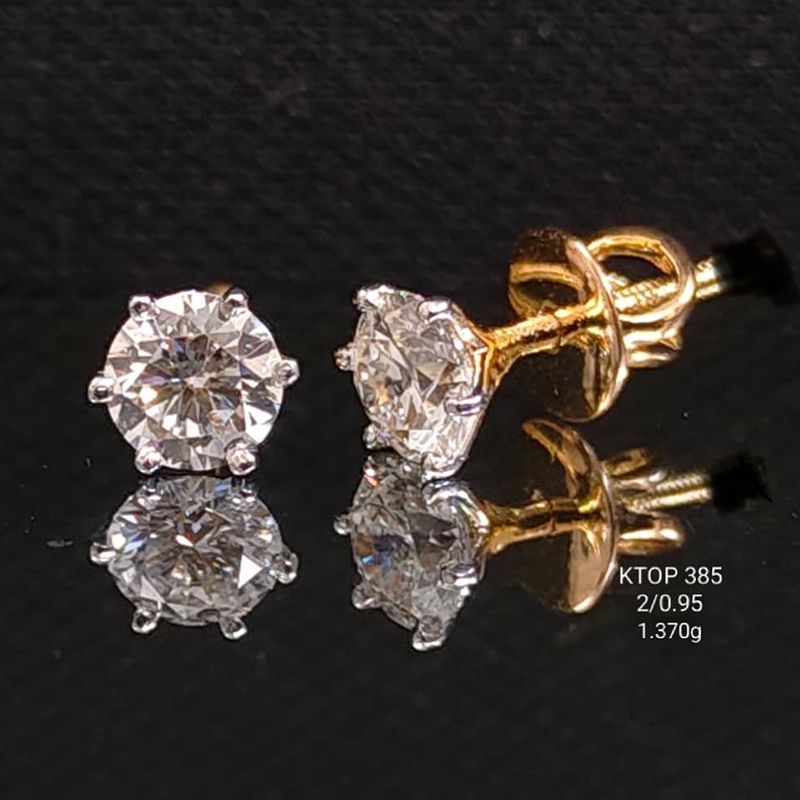 0.95Ct of Earring with the Purity of 18k