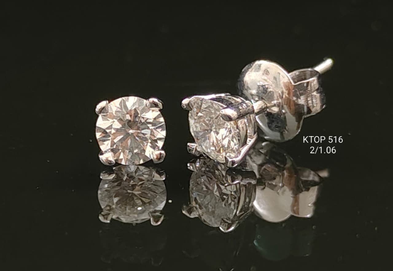 1.06Ct of Earrings Made in Silver