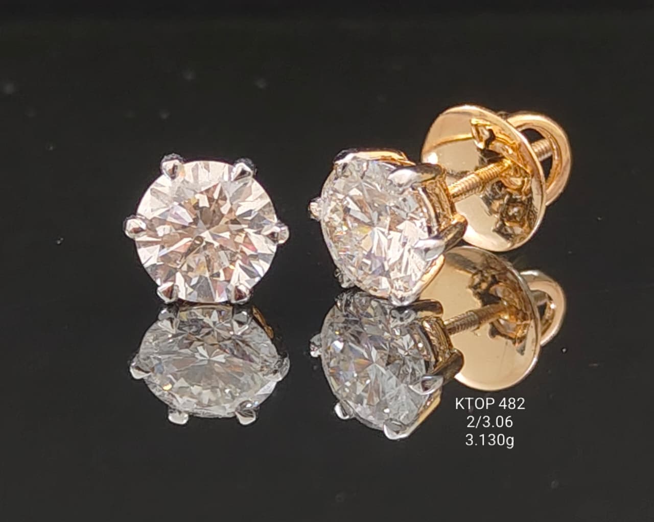 3.06Ct of Earrings With the Purity of 18K