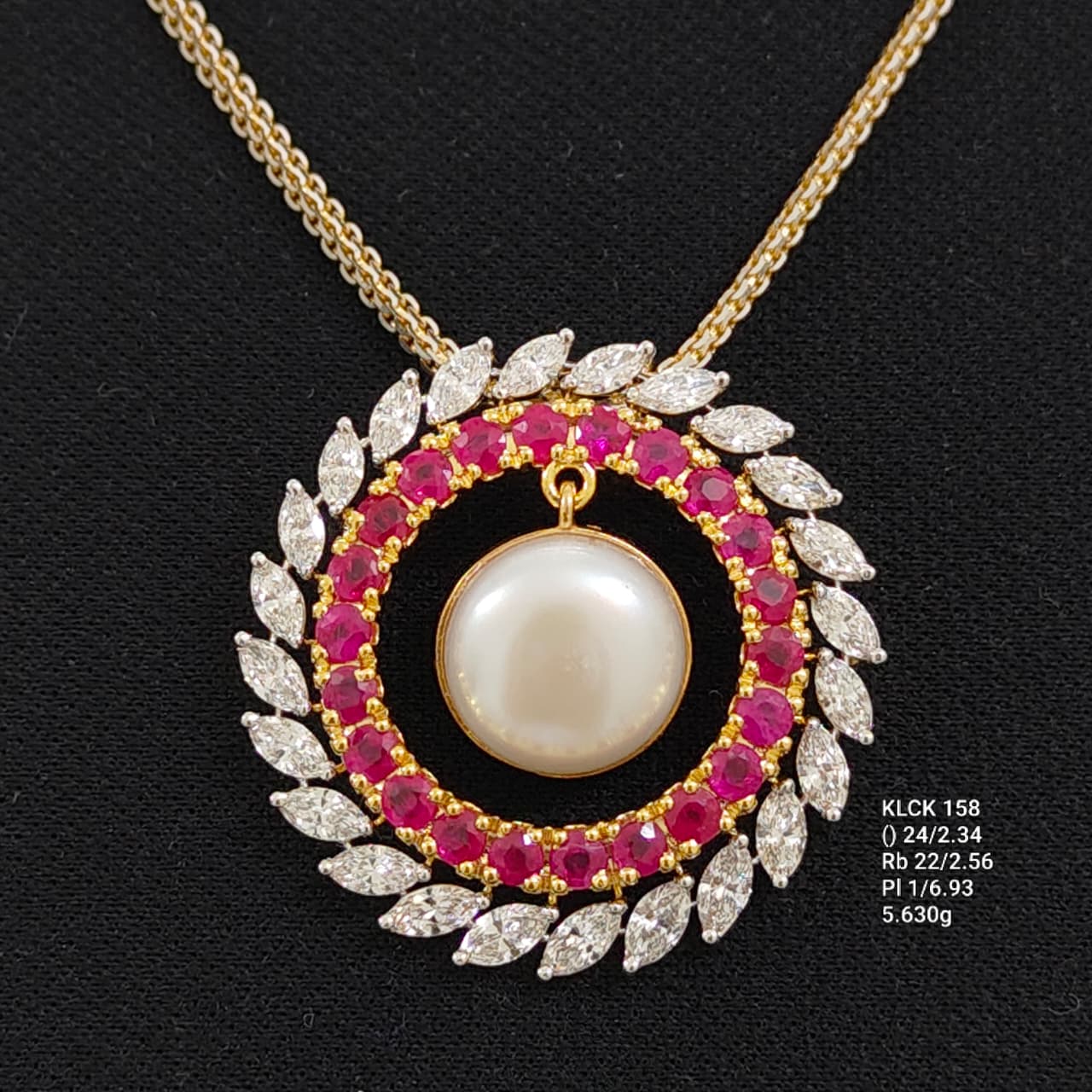 2.34Ct of Locket with the Purity of 18K
