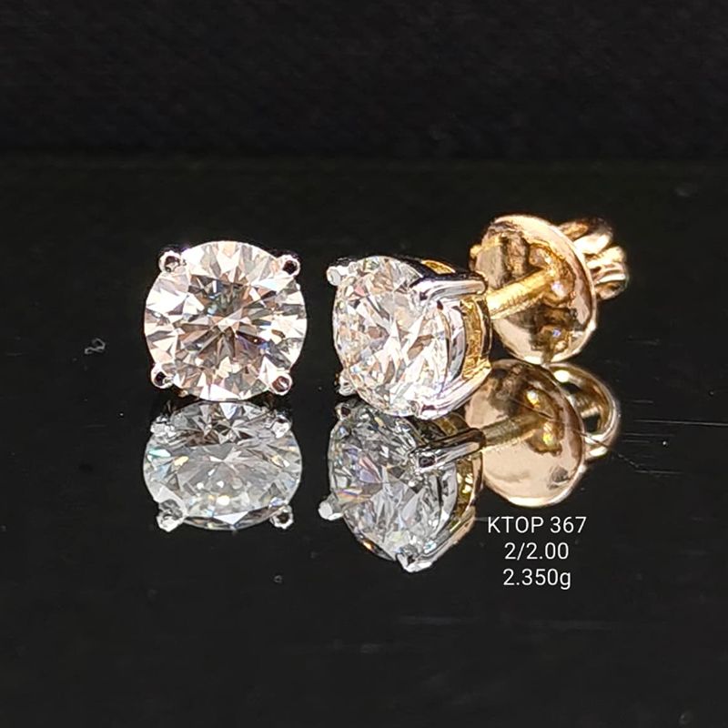 2Ct of Earring with the Purity of 18k