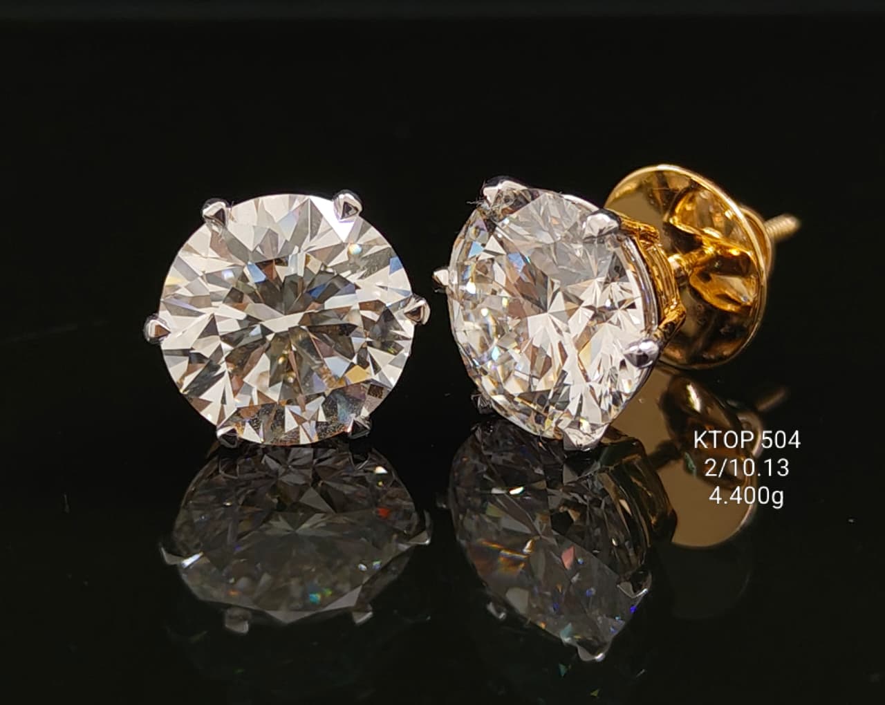 10.13Ct of Earring with the Purity of 18K