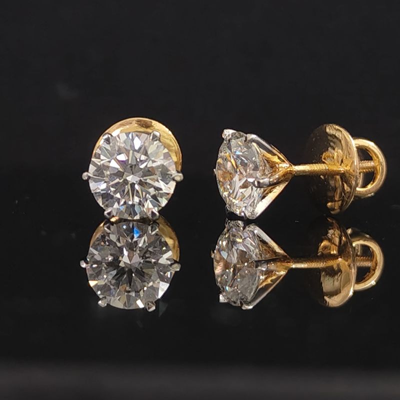 Pair of gold earrings with 3.05 carat diamonds 18K on black background

