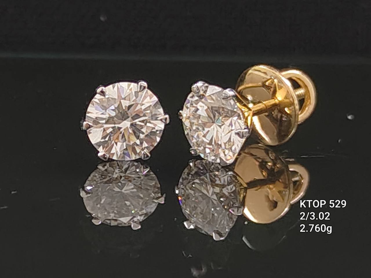 3.02Ct of Earring with the Purity of 18K