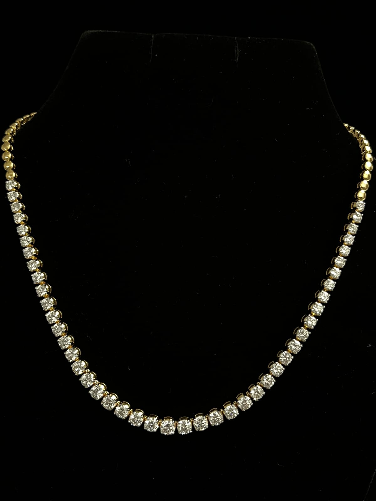 11.790 Ct of Small Round Diamonds Necklace with the purity of 14K