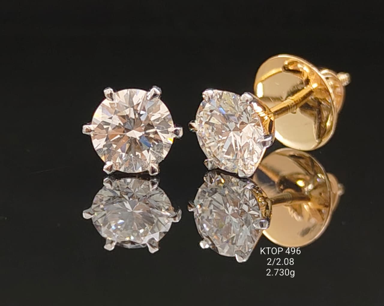 2.08Ct of Earrings With the Purity of 18K