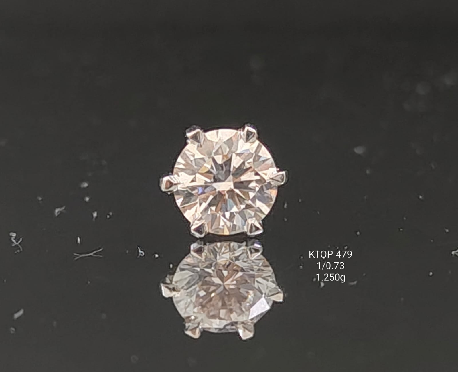 0.73Ct of Earrings With The Purity of 18K