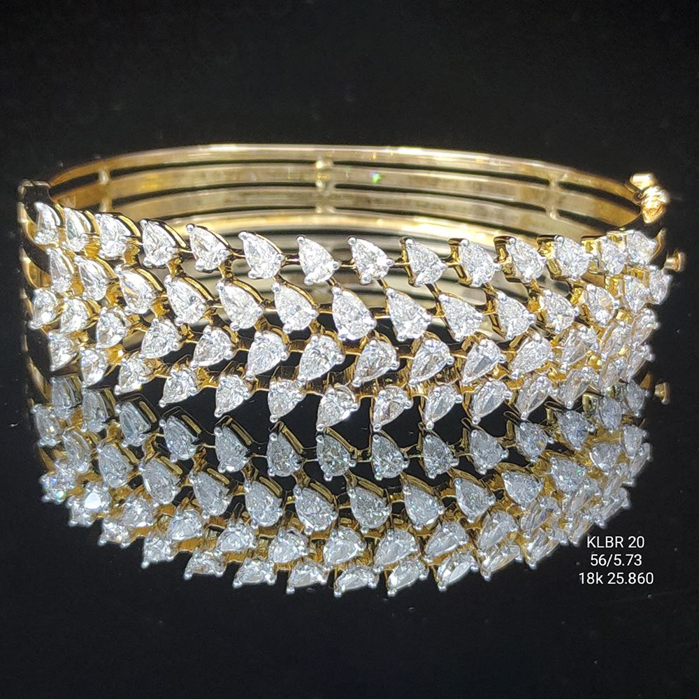 5.73 carat fancy shaped lab-grown diamond bracelet in 18kt gold, front view
