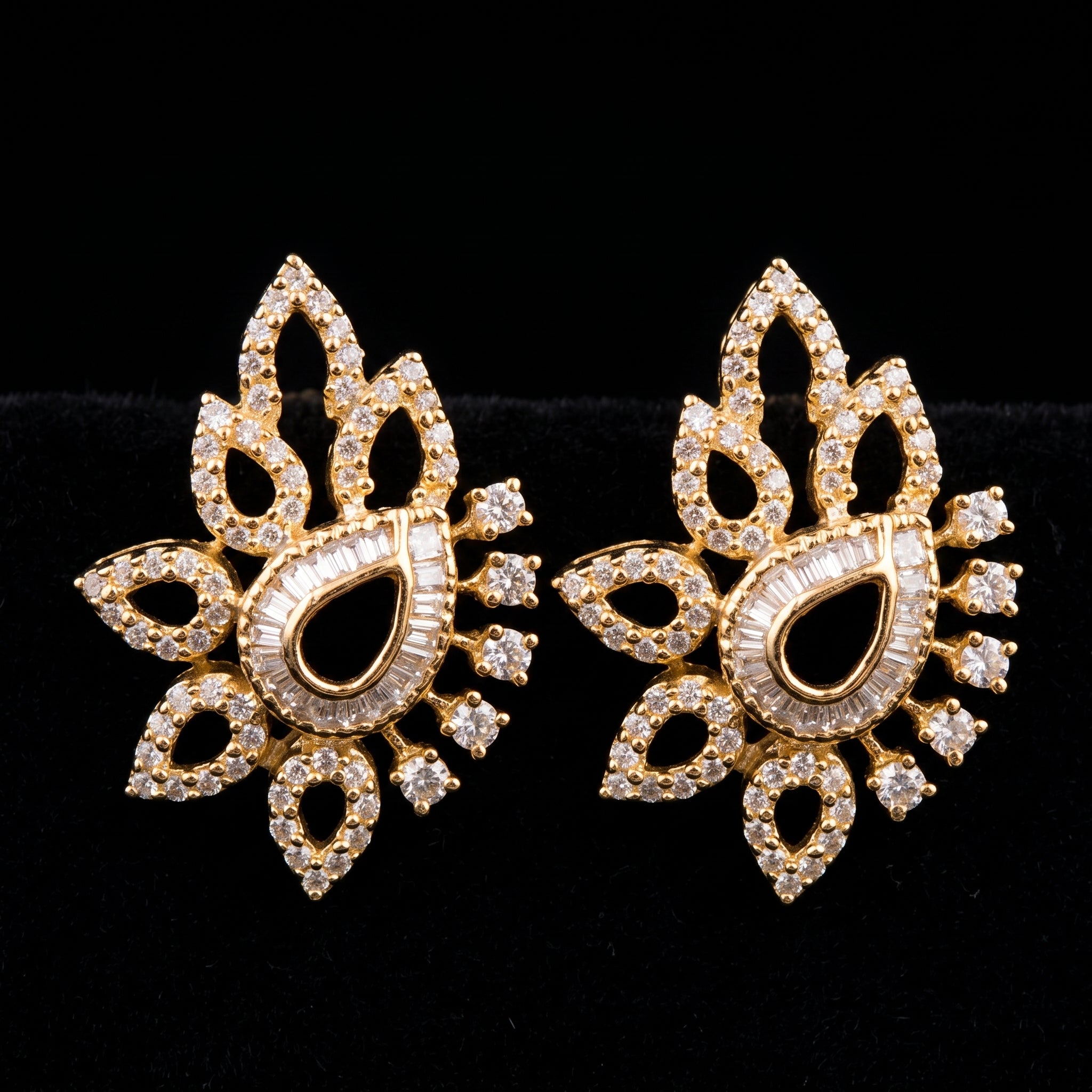 4.37Ct of Long Earring with the Purity of 14K