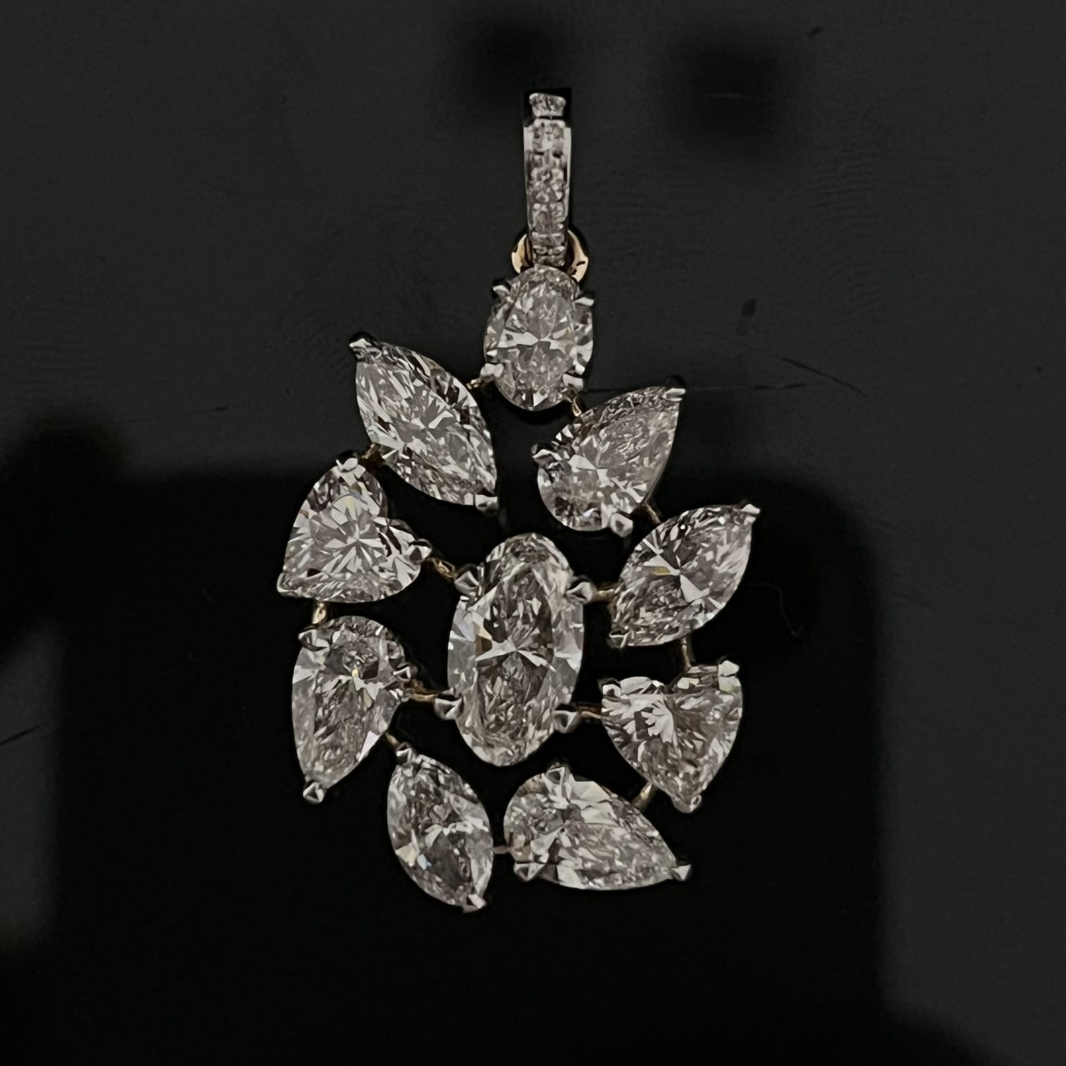 6.08 Ct of locket with the Purity of 18K