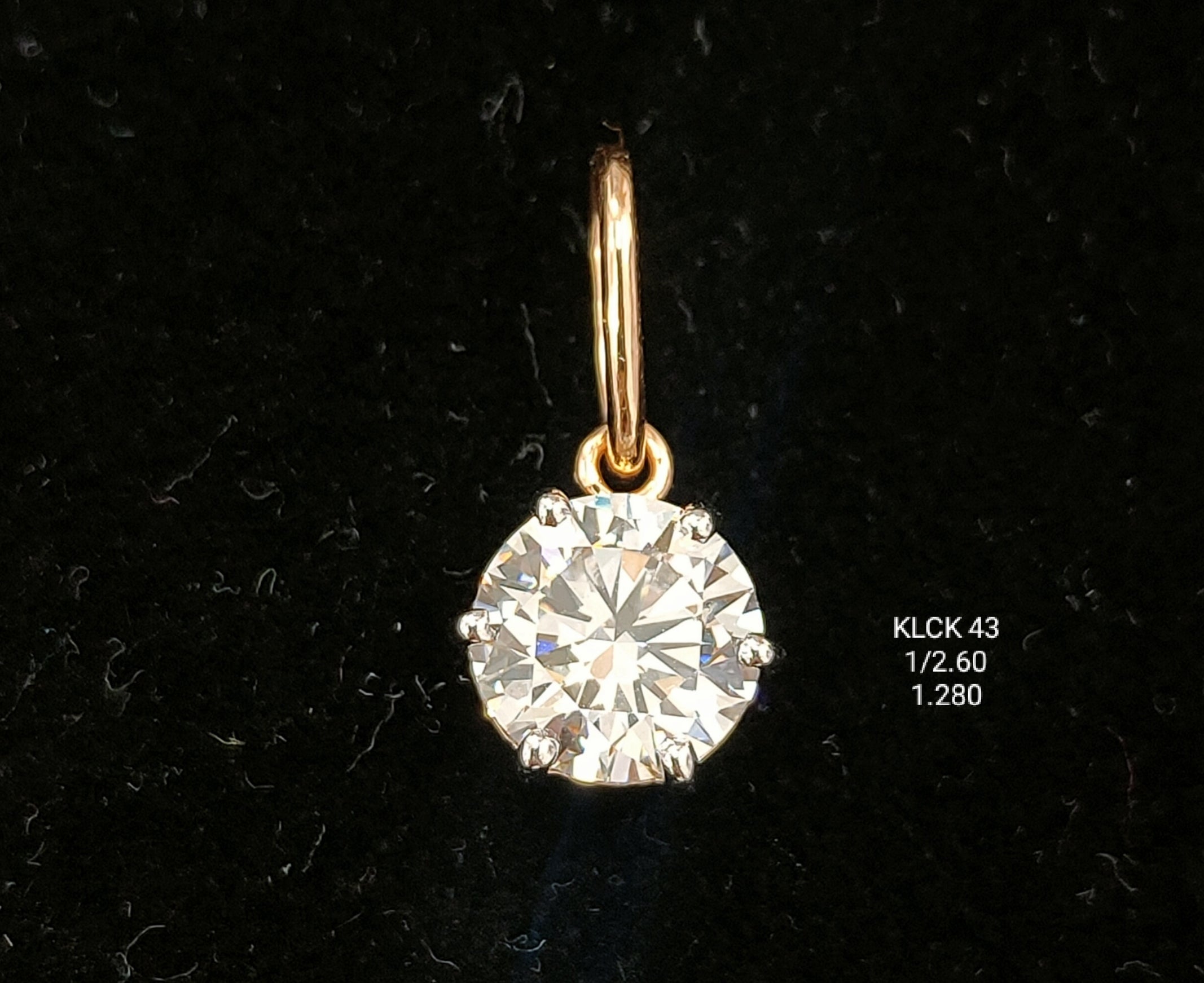 2.60Ct Of Locket With Purity Of 18K