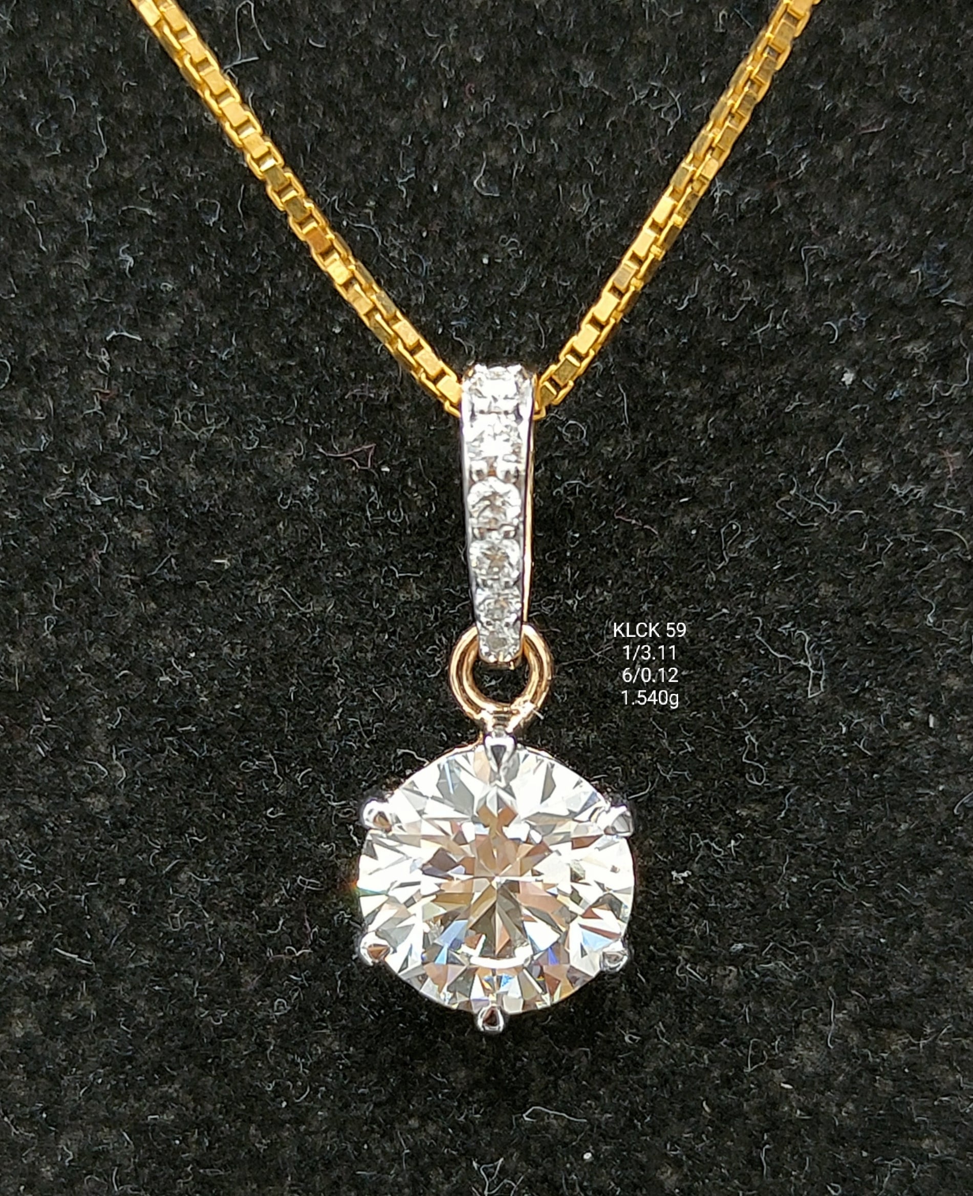 3.23Ct Of Locket With Purity Of 18K