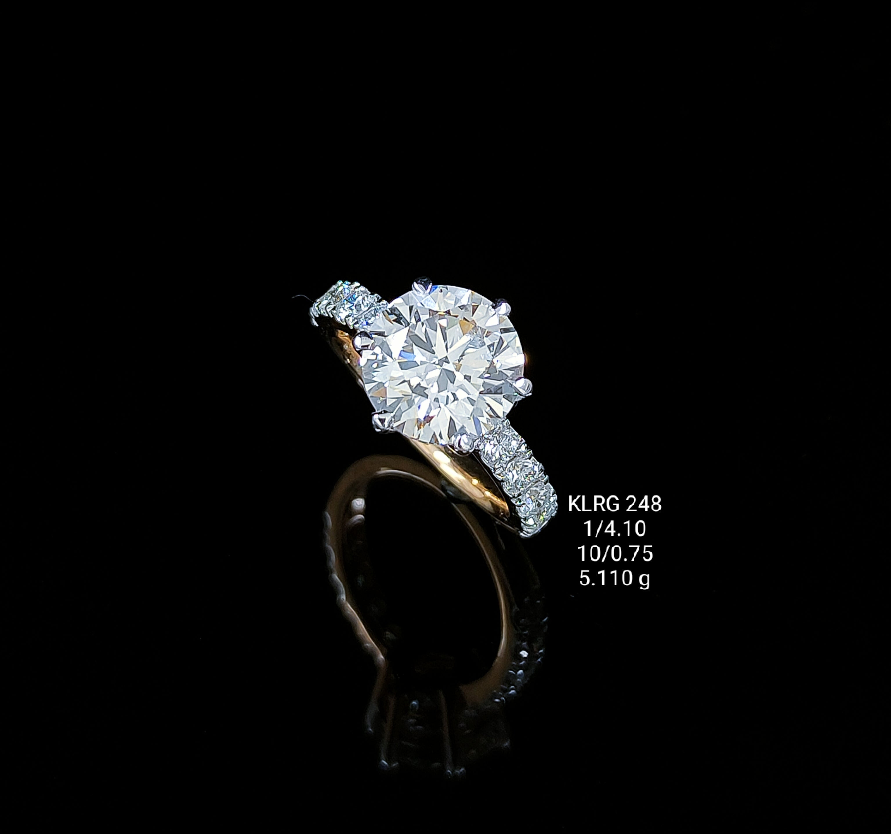 0.29 Ct of RING of Small Round Shaped Diamonds  18K