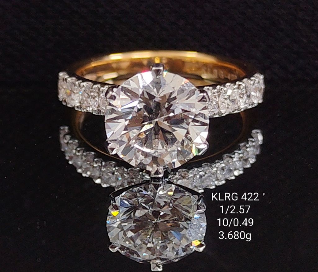 3.06 Ct of RING of Solitaire Round Shaped Diamond  18K