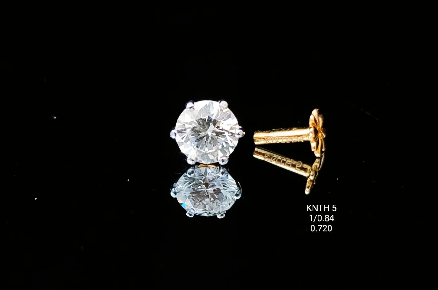 0.84Ct NOSEPIN solitaire diamonds 18K