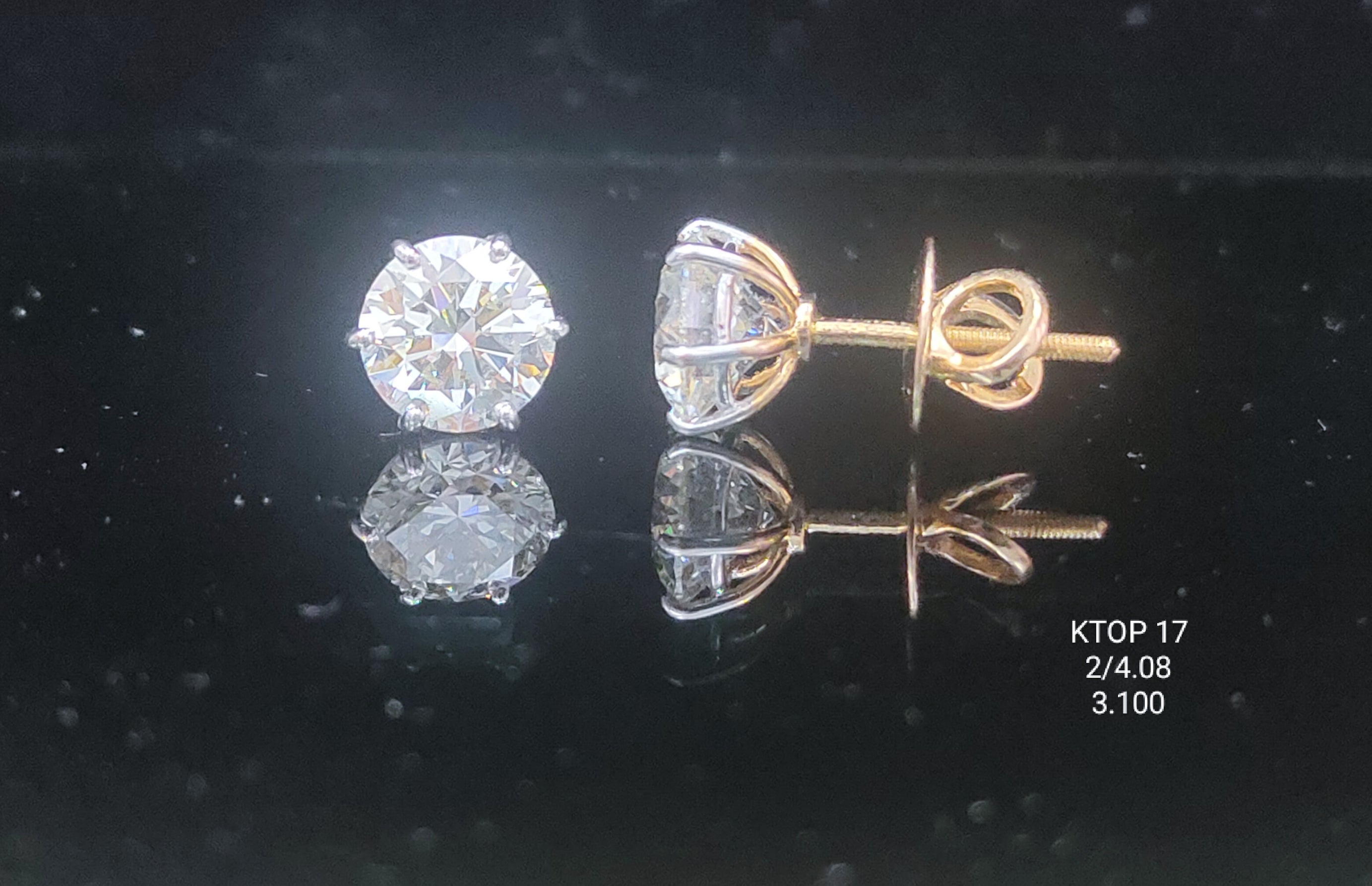 4.08Ct Of Earnings With Purity Of 18K