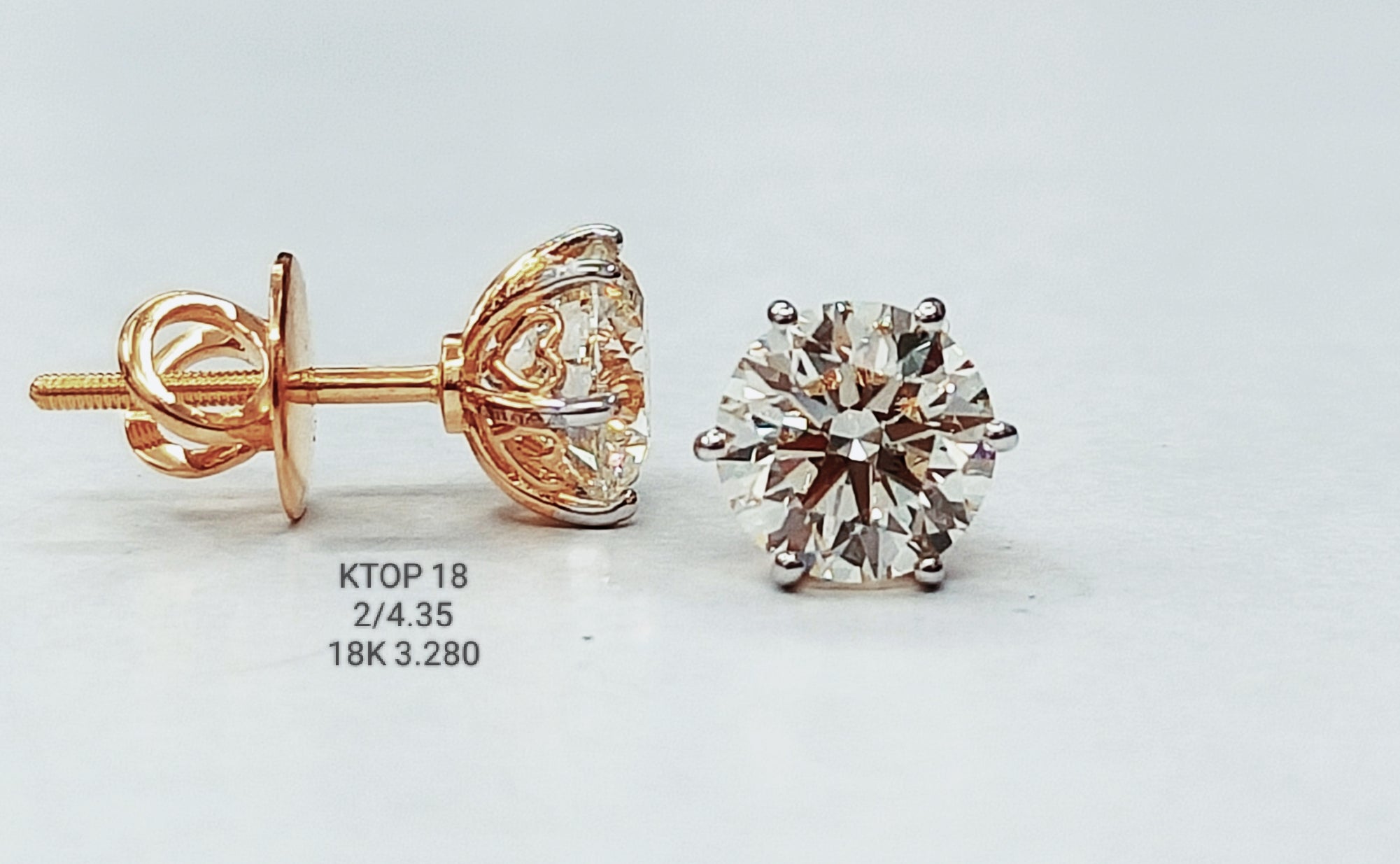 4.35Ct Of Earnings With Purity Of 18K
