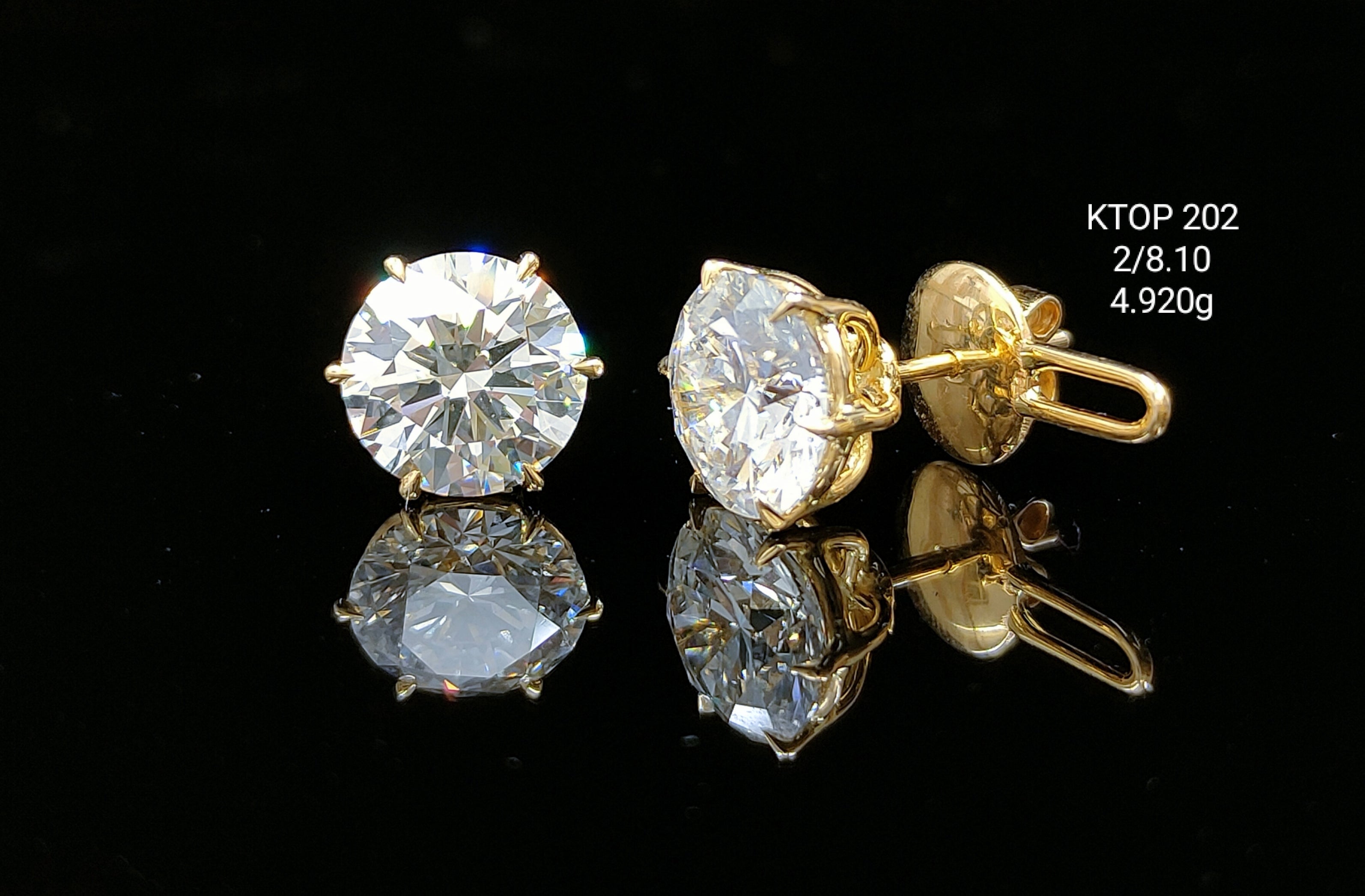 8.10Ct Of Earnings With Purity Of 18K