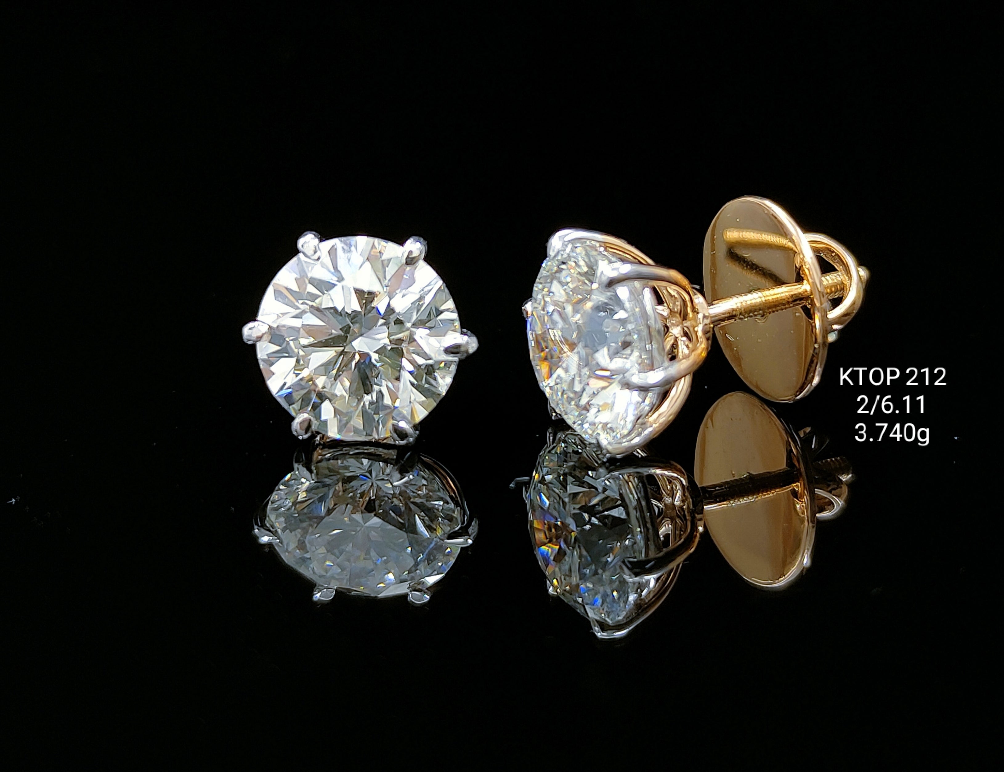6.11Ct Of Earnings With Purity Of 18K