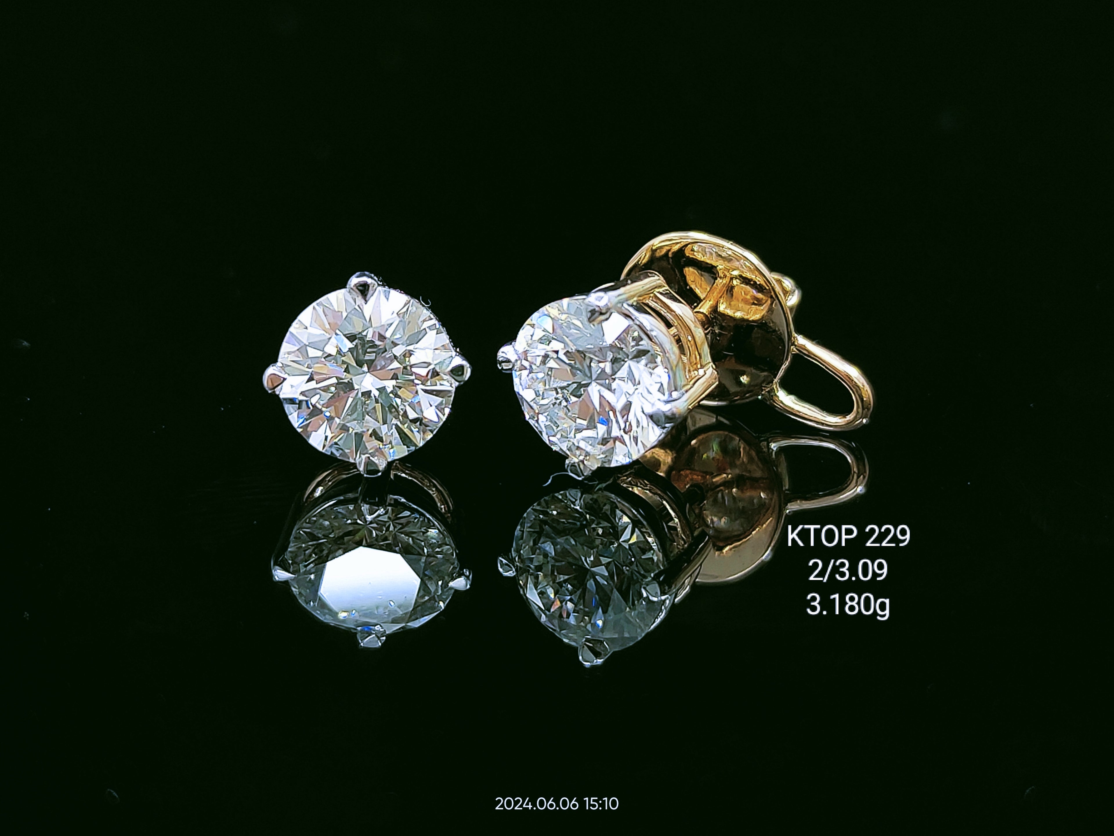 3.09Ct Of Earnings With Purity Of 18K