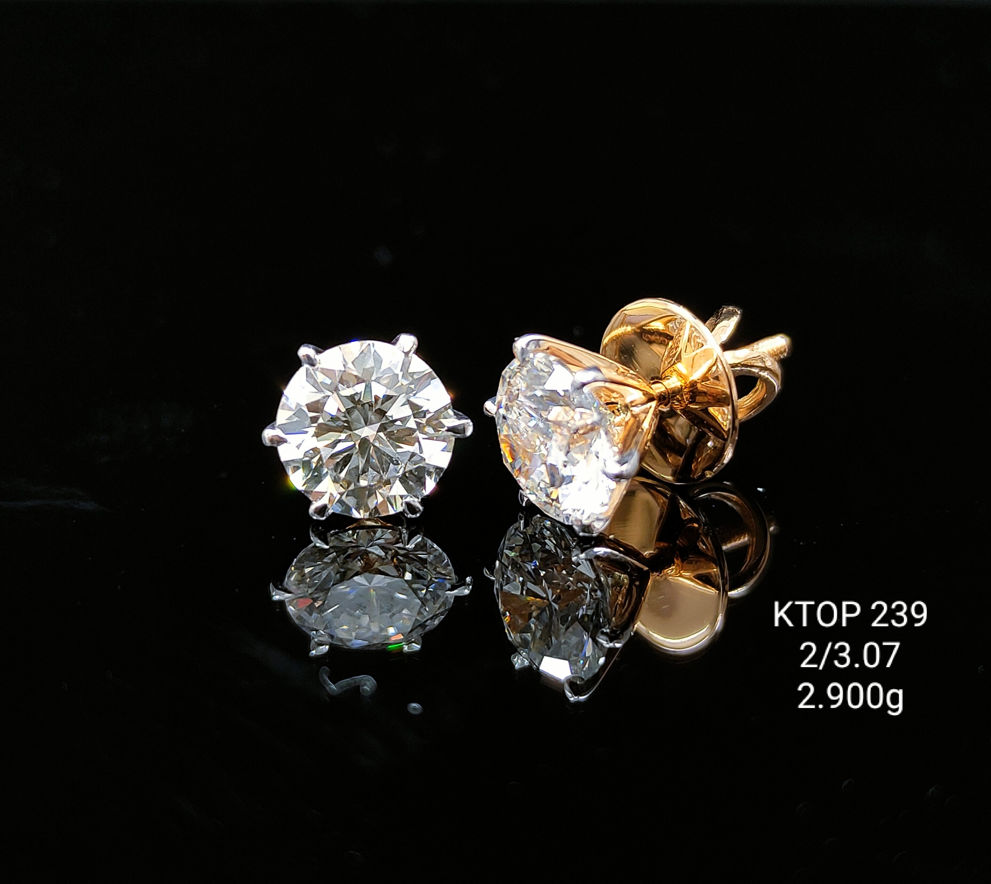 3.07Ct Of Earnings With Purity Of 18K