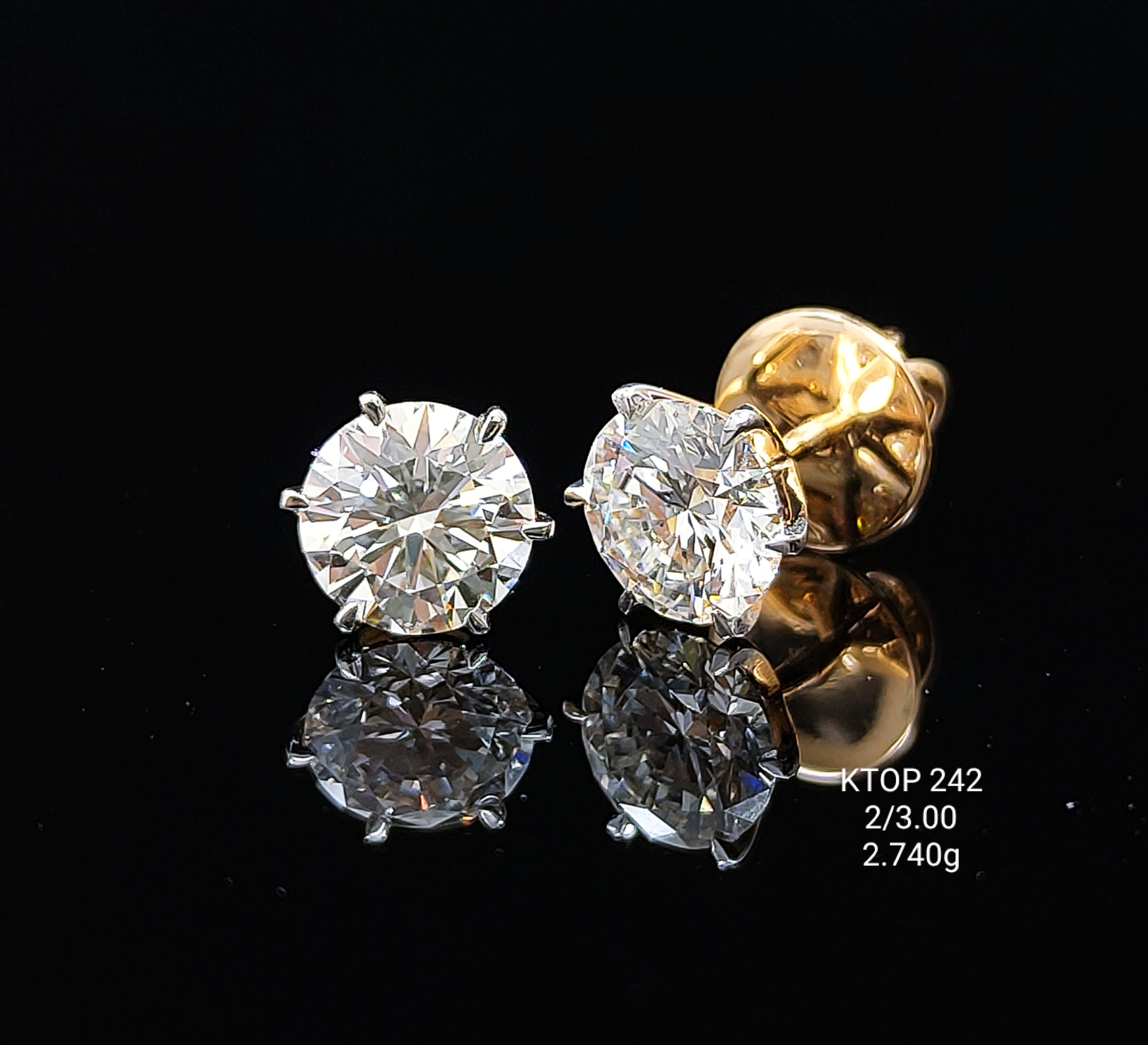 3.00Ct Of Earnings With Purity Of 18K