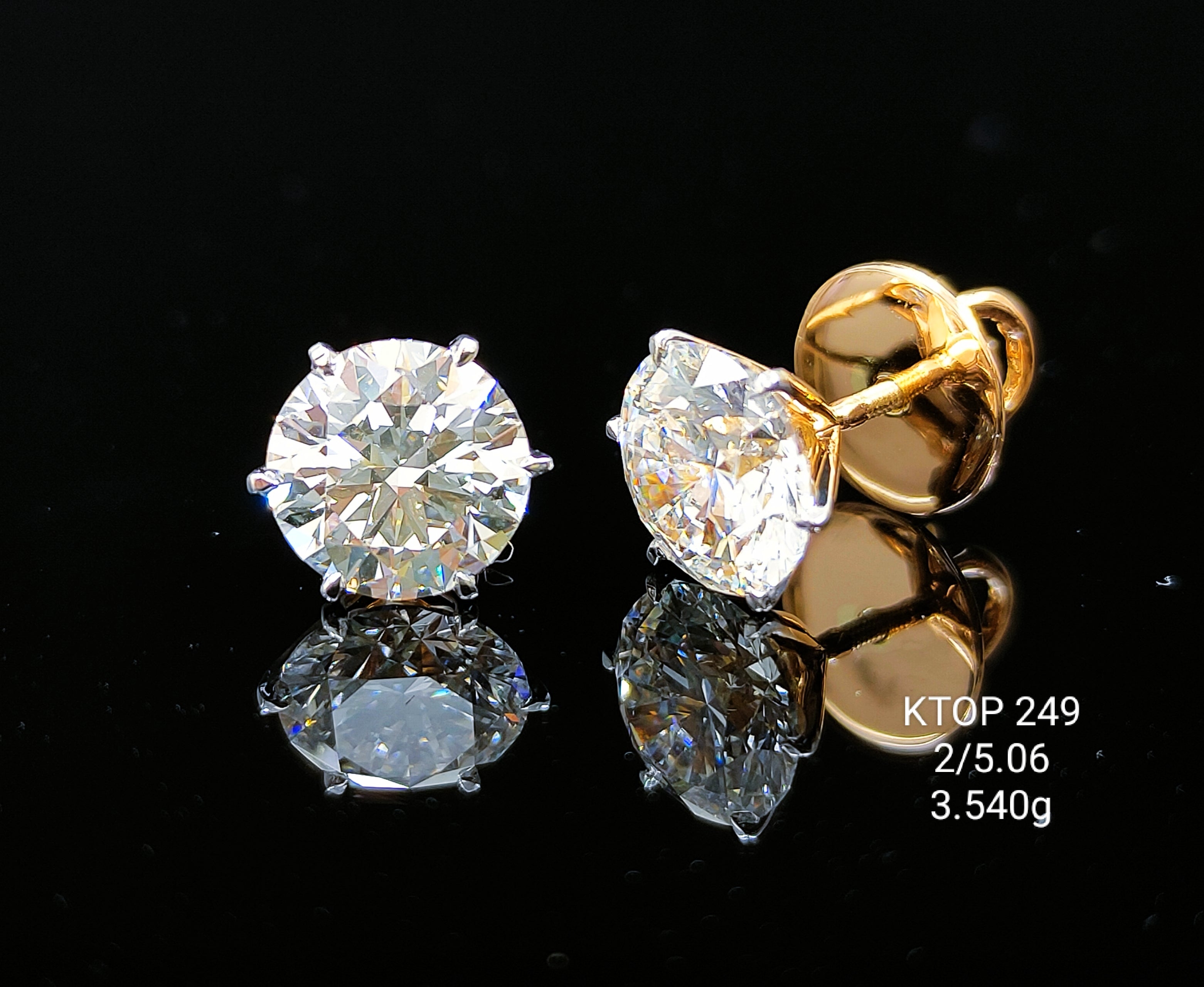 5.06Ct Of Earnings With Purity Of 18K