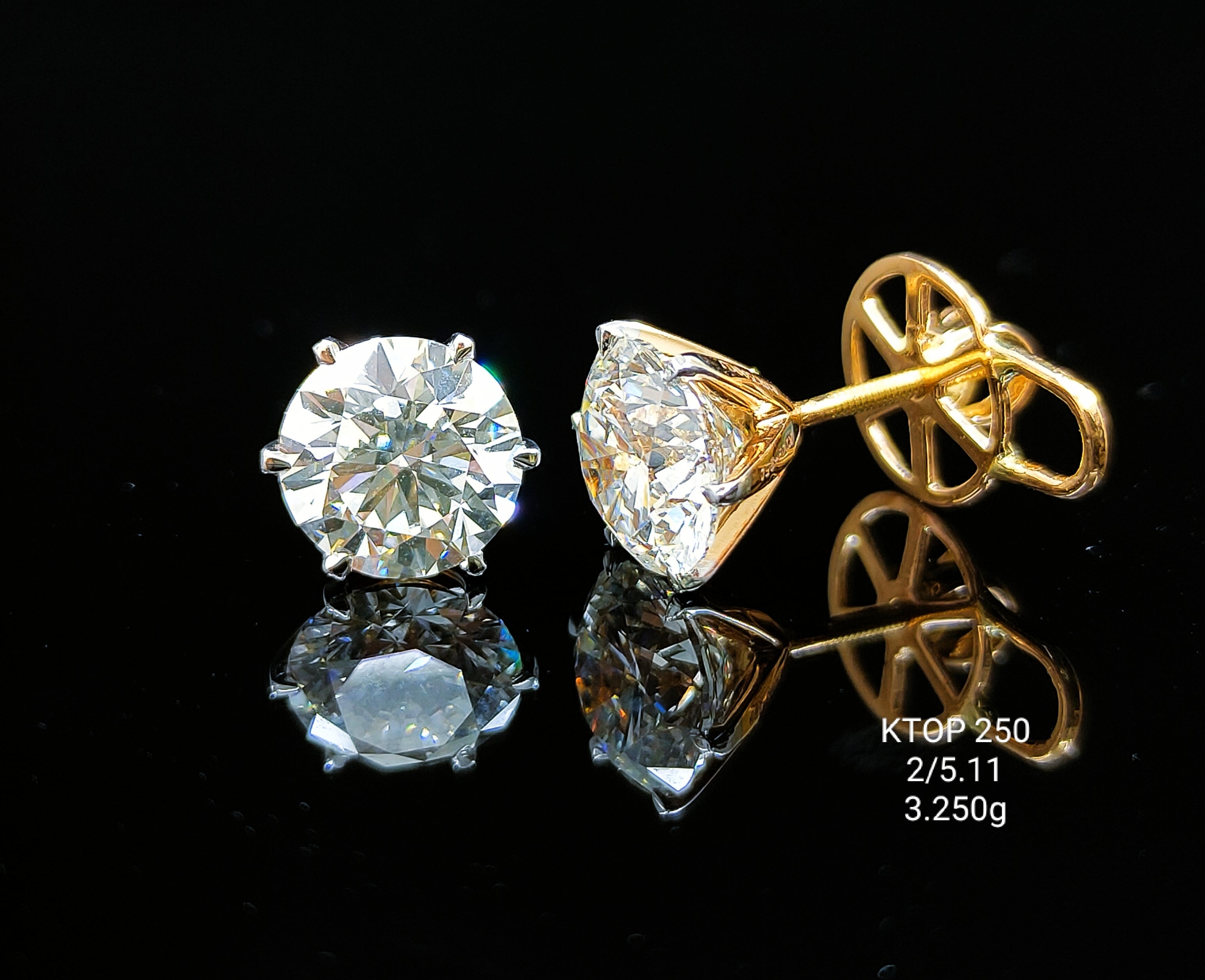 5.11Ct Of Earnings With Purity Of 18K