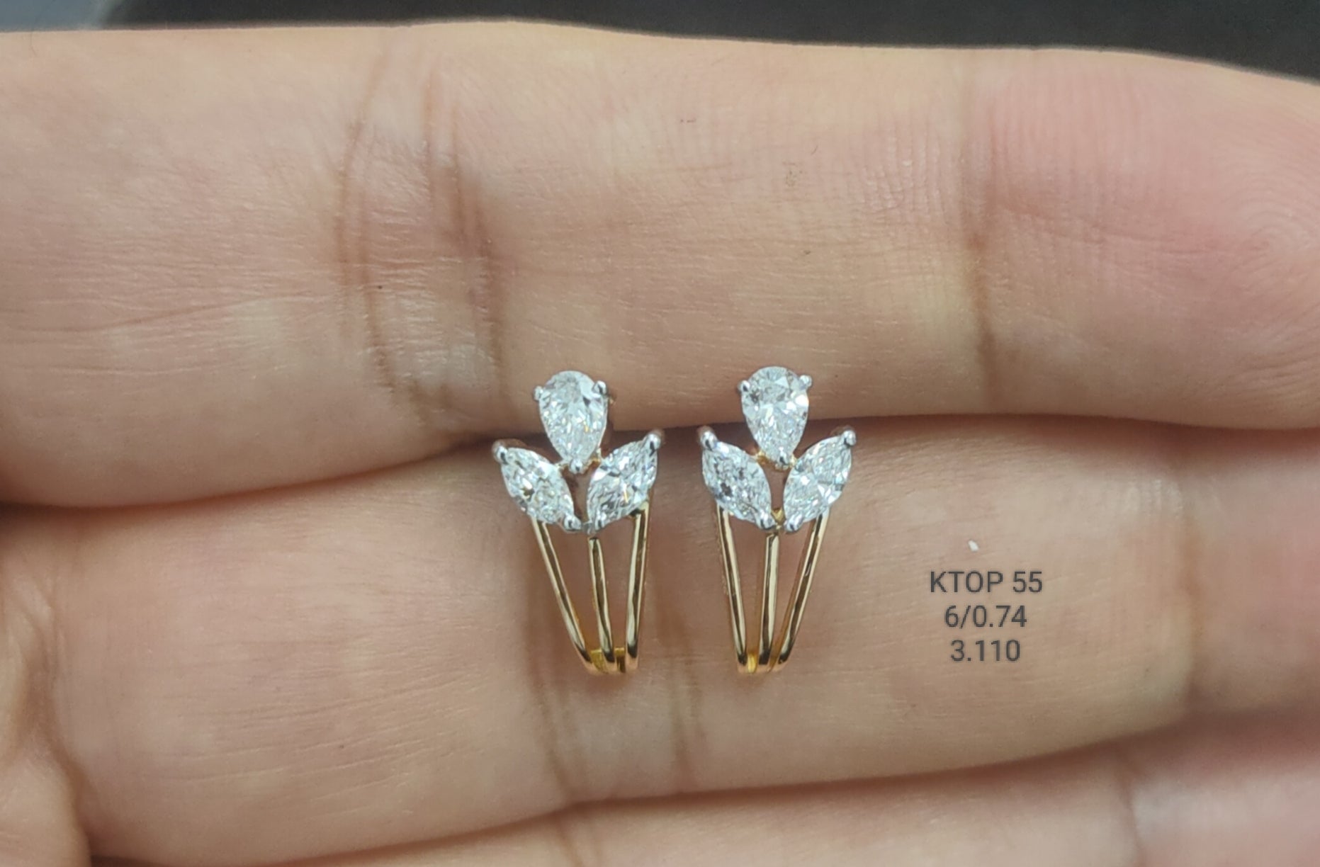 0.74Ct Of Earnings With Purity Of 18K