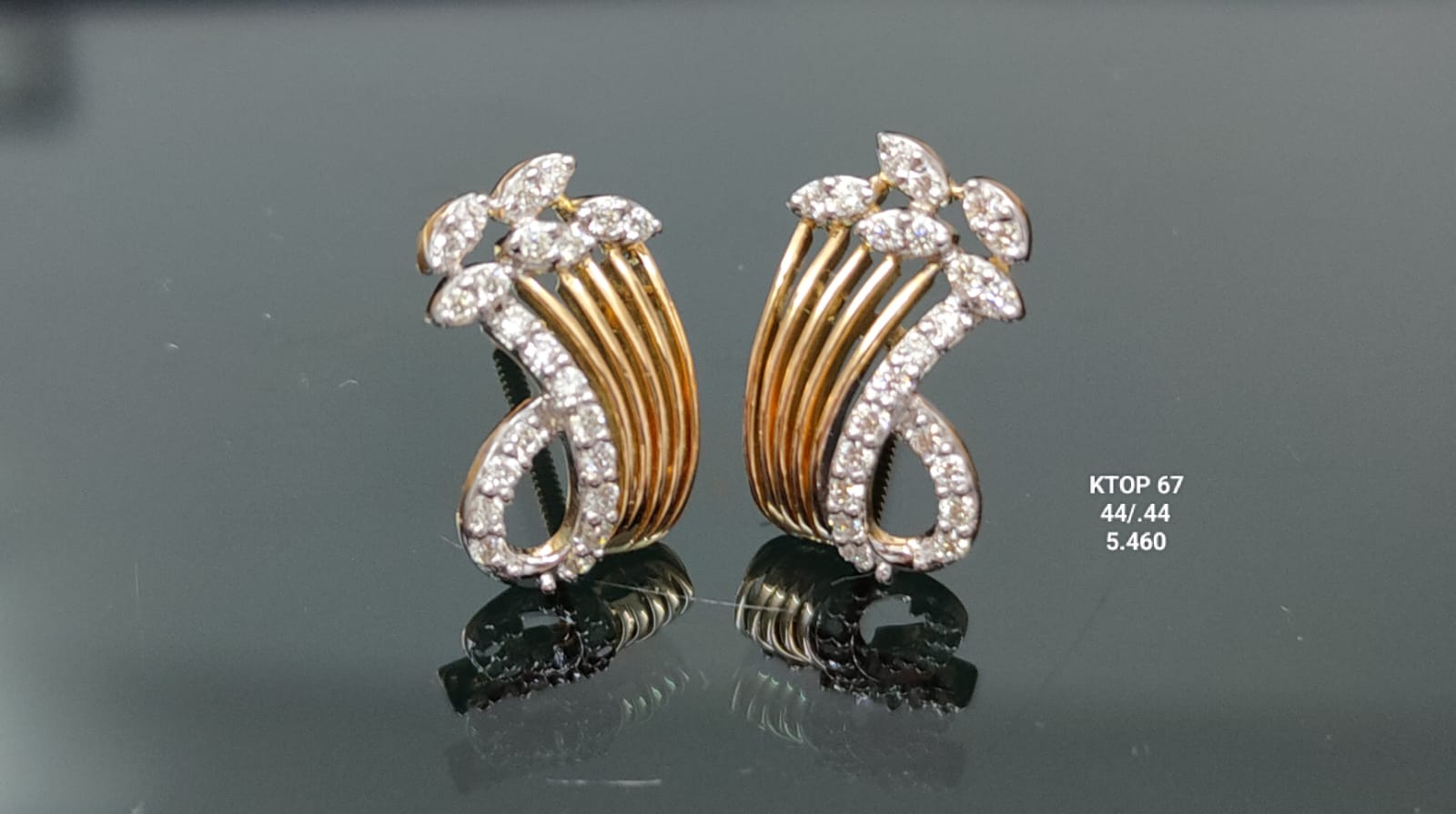 1.44Ct Of Earnings With Purity Of 18K