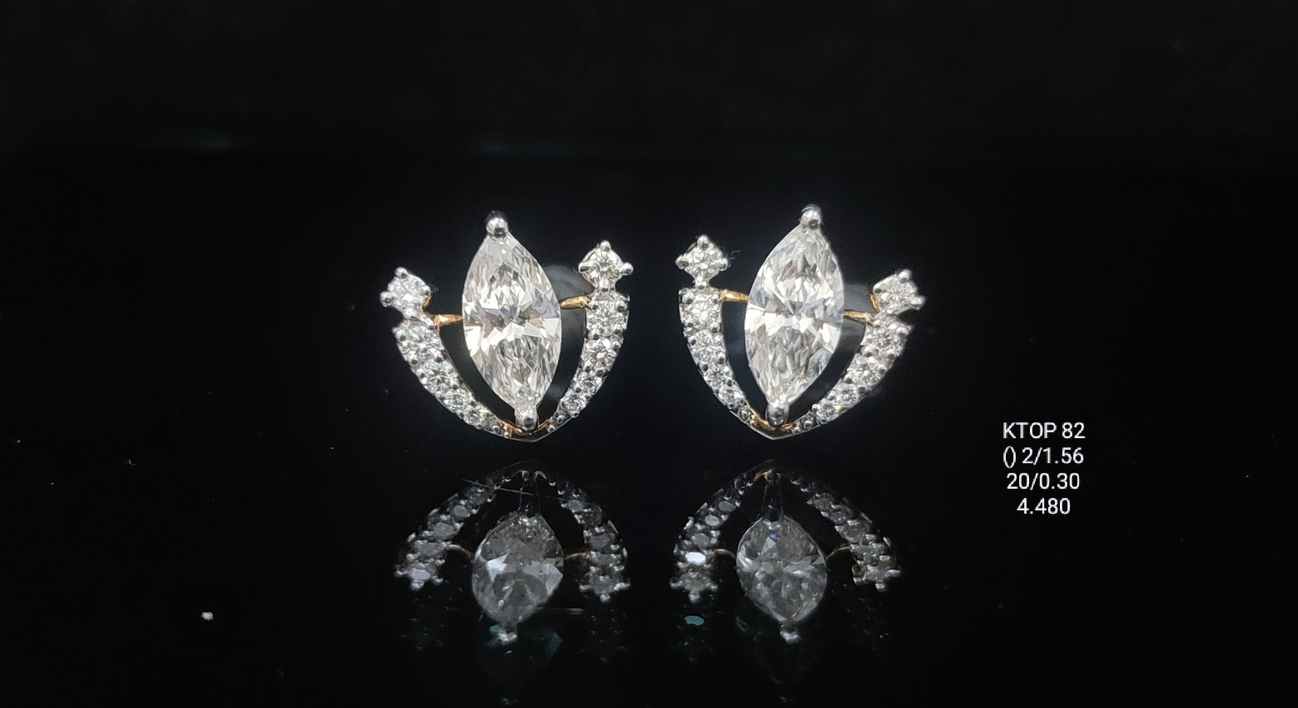 1.86Ct Of Earnings With Purity Of 18K