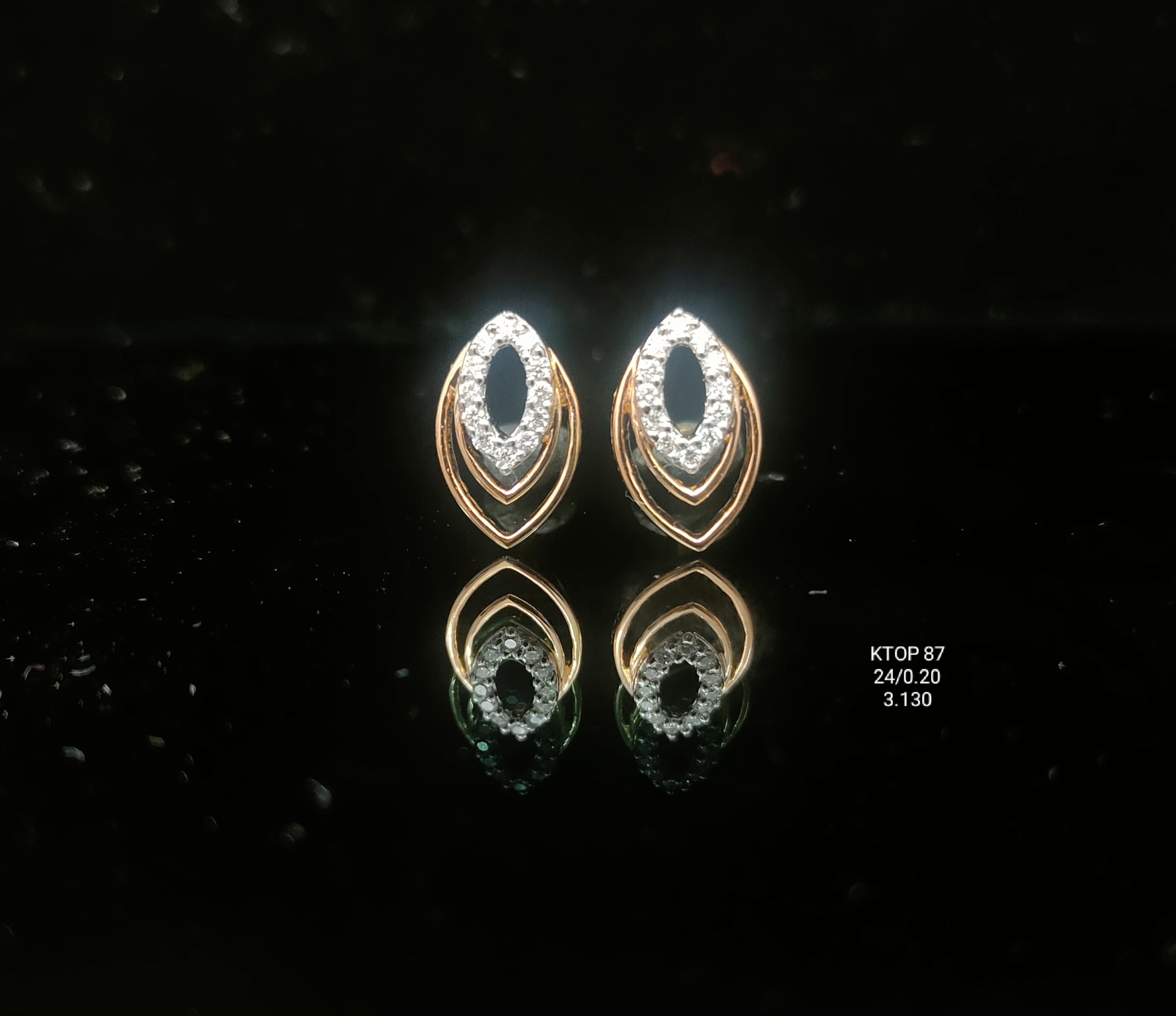 0.20Ct Of Earnings With Purity Of 18K