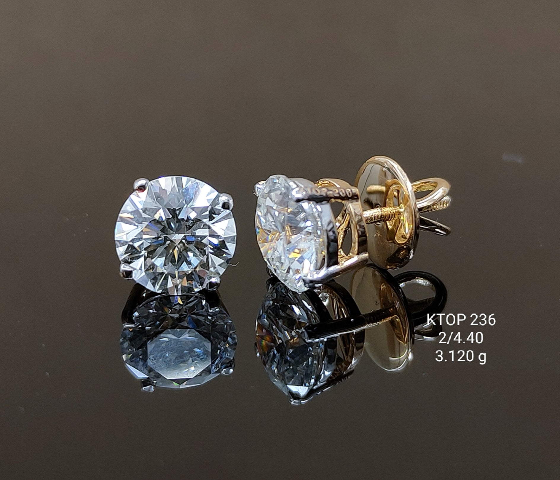 4.4Ct TOPS solitaire diamonds 18K