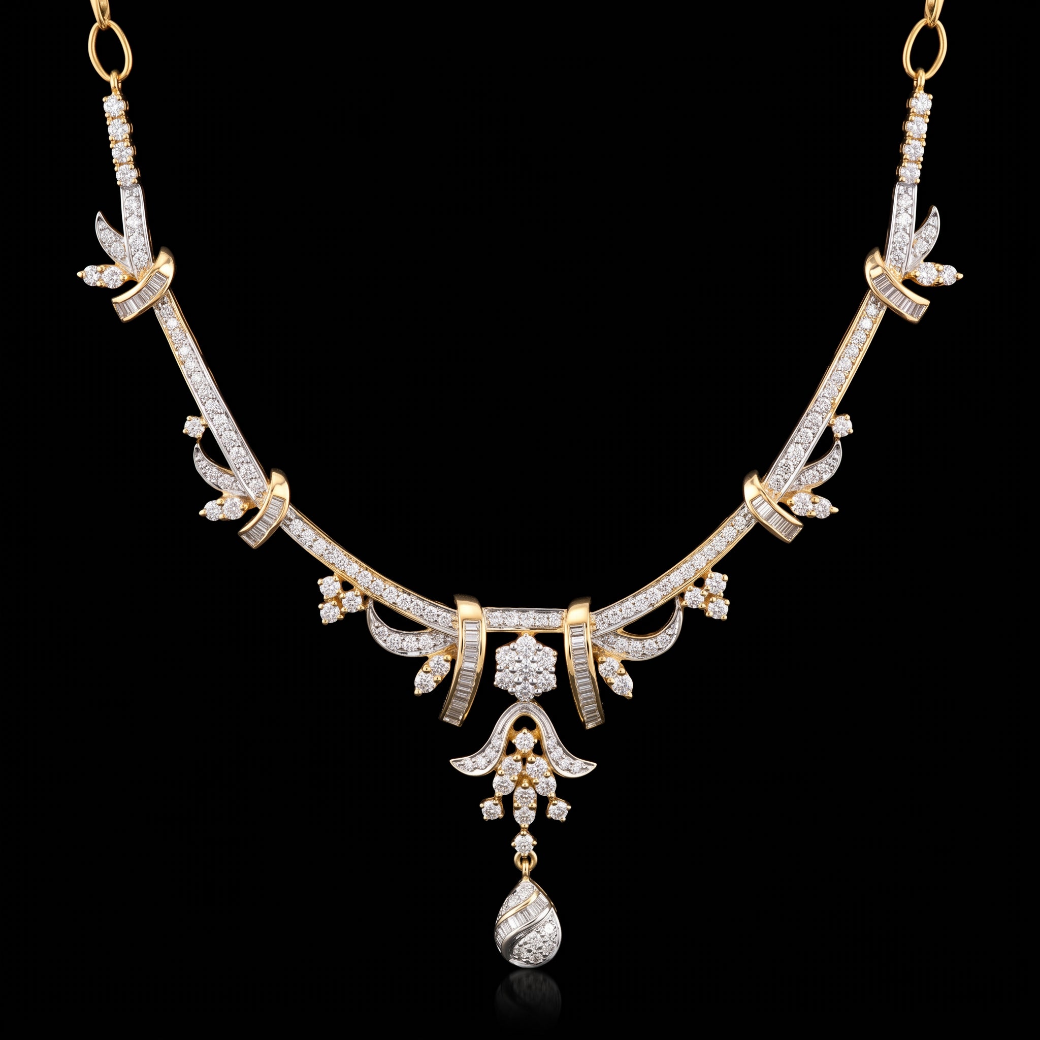 2.48Ct of Necklace with the Purity of 18K