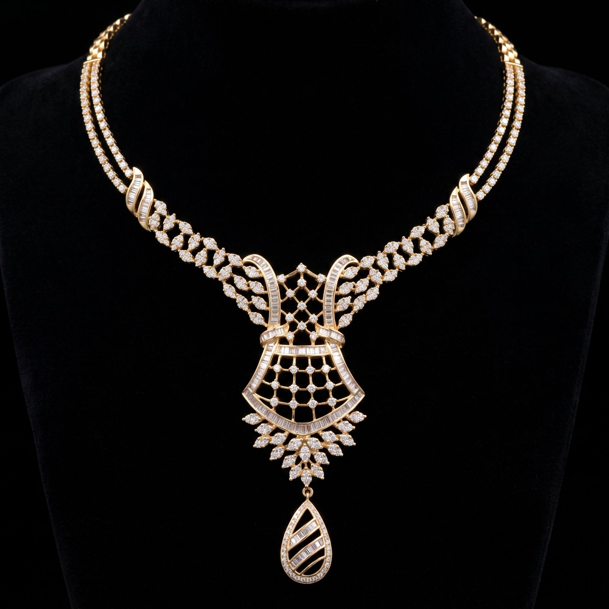 5.66Ct of Necklace with the Purity of 18K