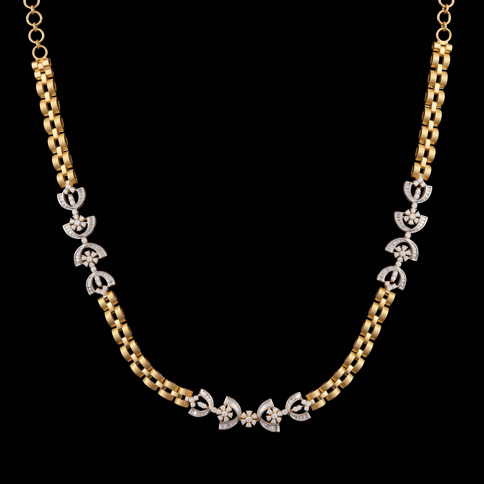 2.81Ct of Necklace with the Purity of 18K