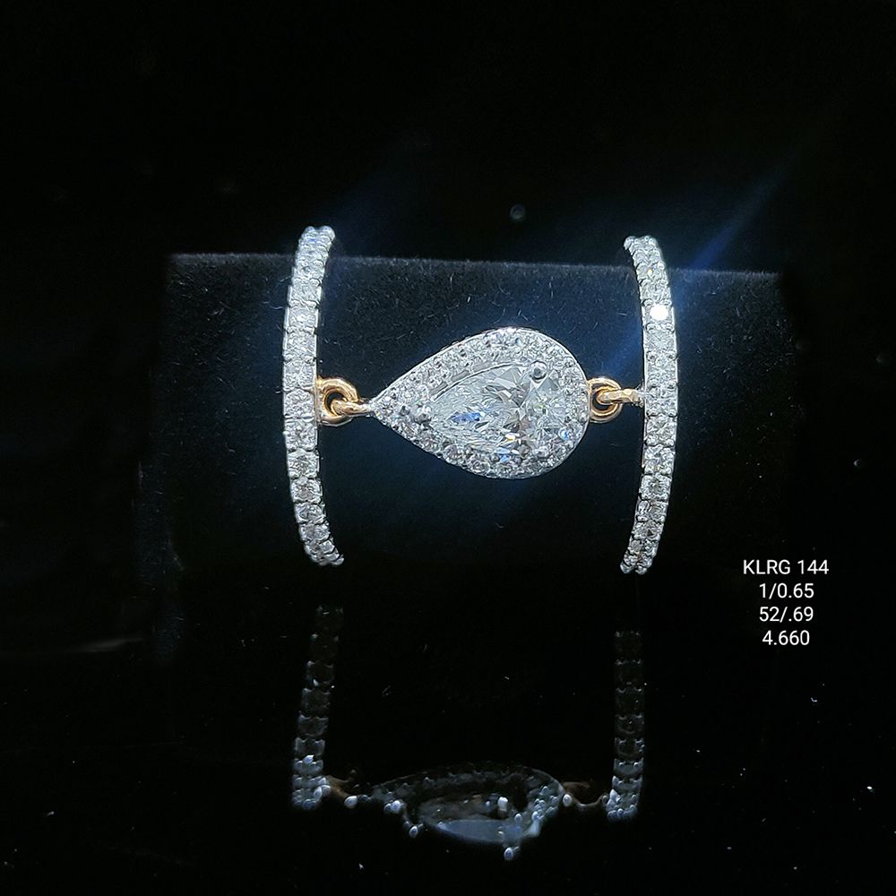 1.34 carat fancy shaped lab-grown diamond ring in 18kt gold front view
