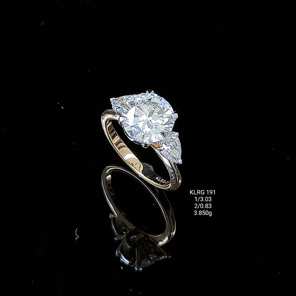 3.86 carat fancy shaped lab-grown diamond ring in 18kt gold front view
