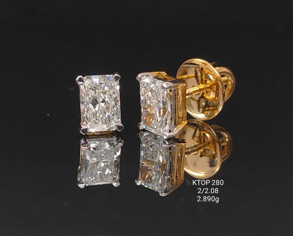 2.08 carat emerald shaped lab-grown diamond tops in 18kt gold, front view

