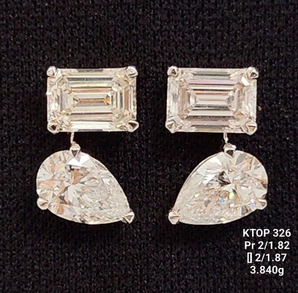3.69 carat fancy shaped lab-grown diamond tops in 18kt gold front view
