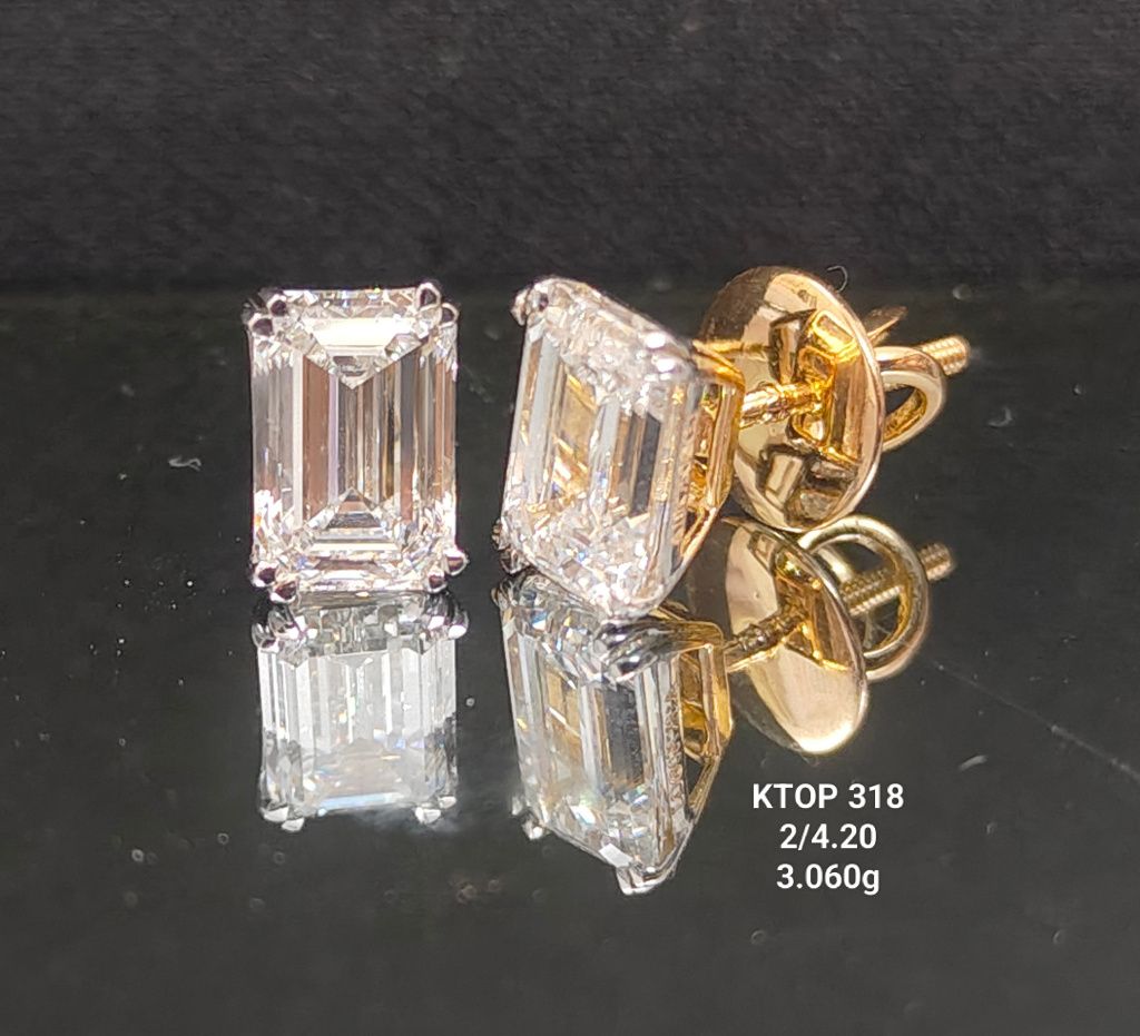 4.2 carat emerald shaped lab-grown diamond tops in 18kt gold, front view
