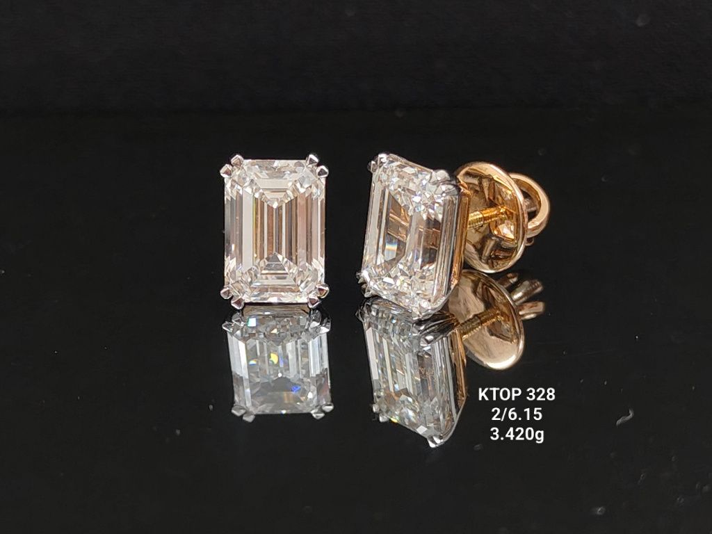 6.15 carat emerald shaped lab-grown diamond tops in 18kt gold, front view
