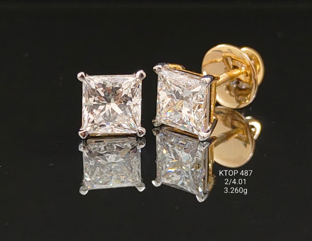 4.01Ct of Earrings With the Purity of 18K