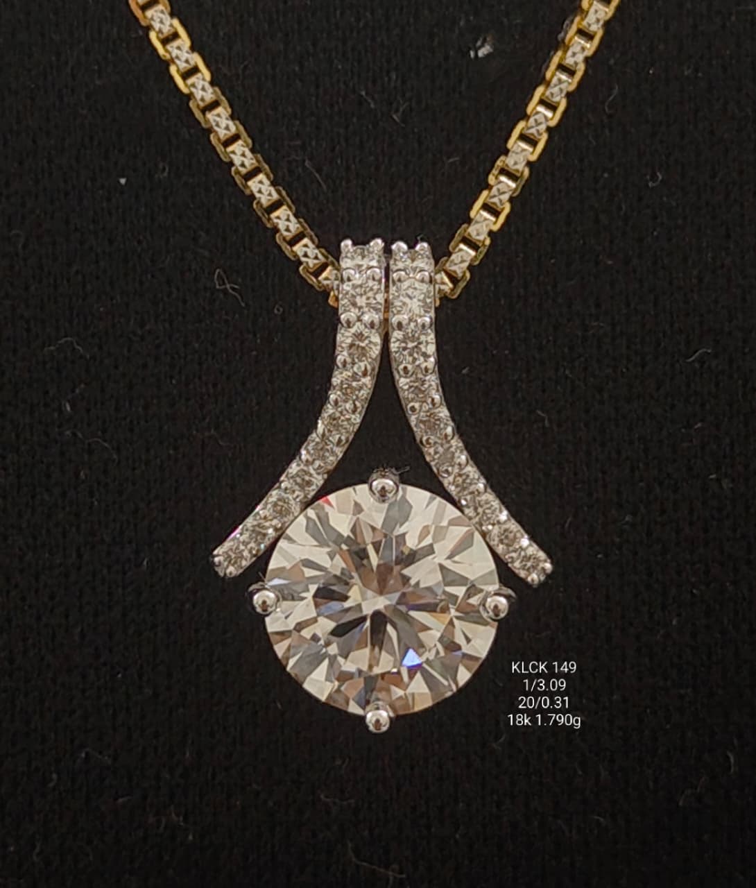 3.40 Ct of Locket with the Purity of 18K