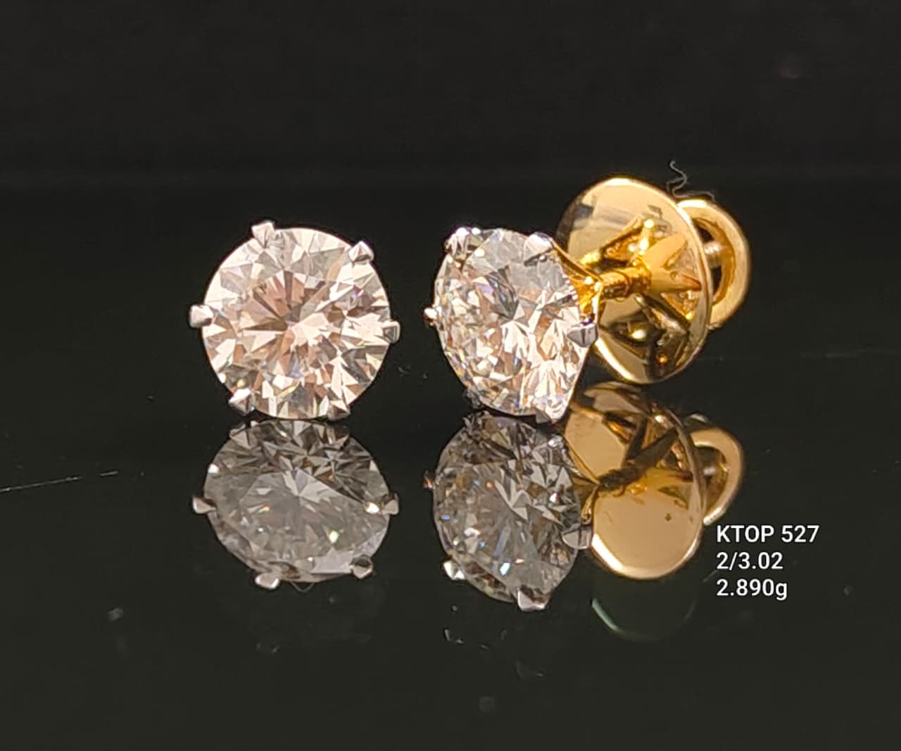 3.02Ct of Earring with the Purity of 18K