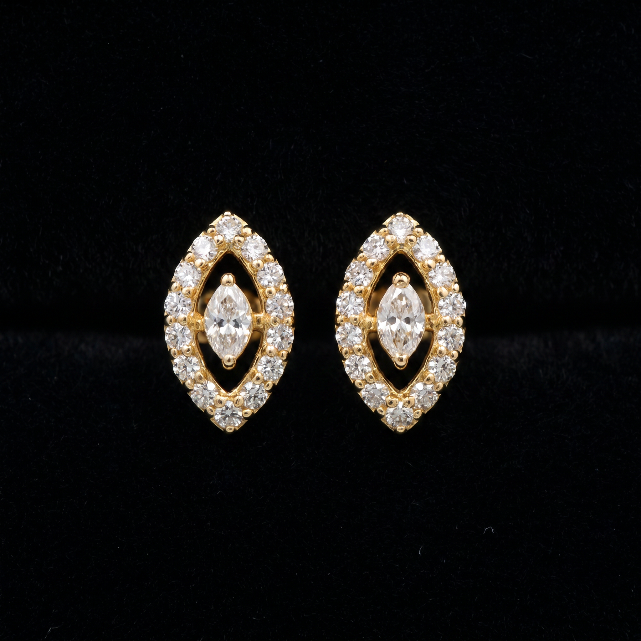 0.44 Ct EARRINGS with the Purity of 18K