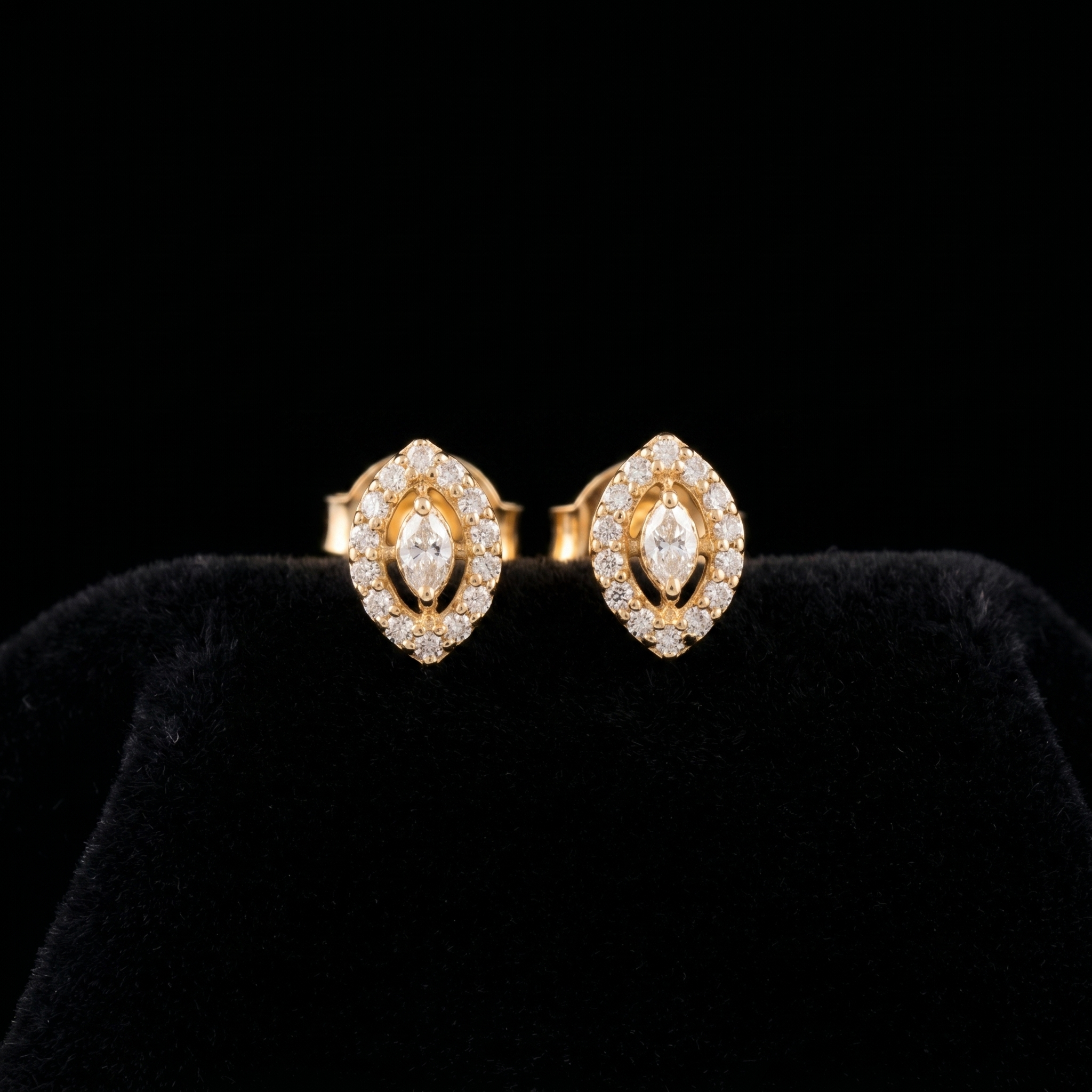 0.4 Ct EARRINGS with the Purity of 18K