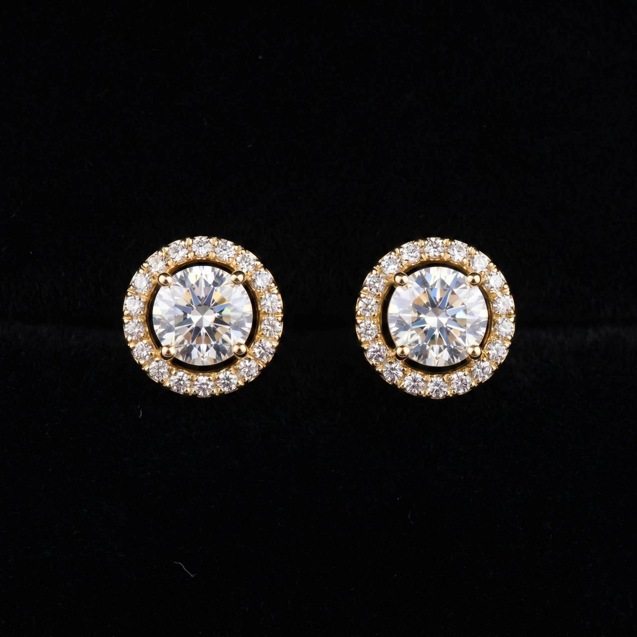 0.92Ct of Earring  With the Purity of 18K
