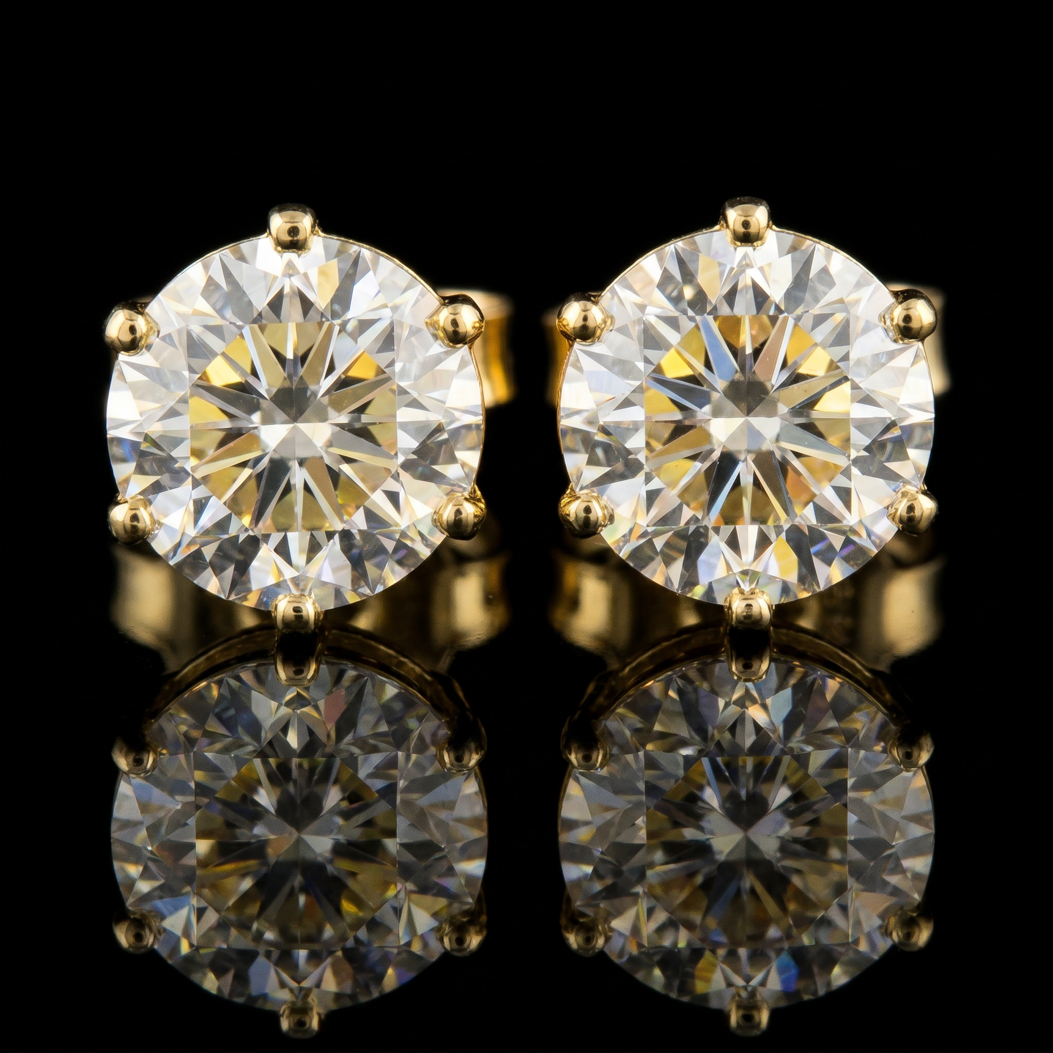 4Ct of Earring With the Purity of 18K